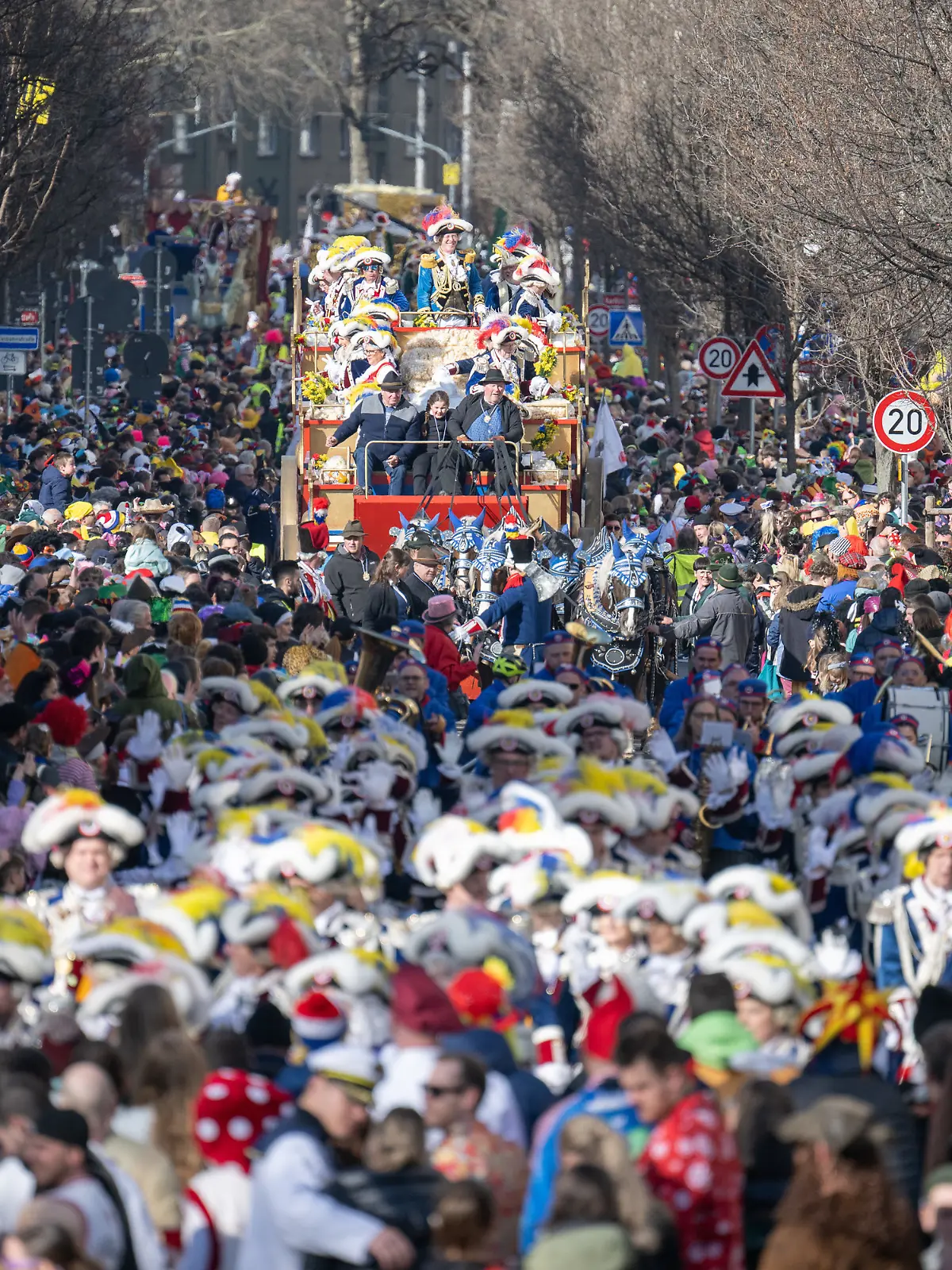 ARCHIV - 20.02.2023, Rheinland-Pfalz, Mainz: Besucher stehen während des Rosenmontagsumzuges in Mainz rund um den Zug. (zu dpa: «Mainz verbietet Glasverkauf am Rosenmontag») Foto: Sebastian Gollnow/dpa +++ dpa-Bildfunk +++
