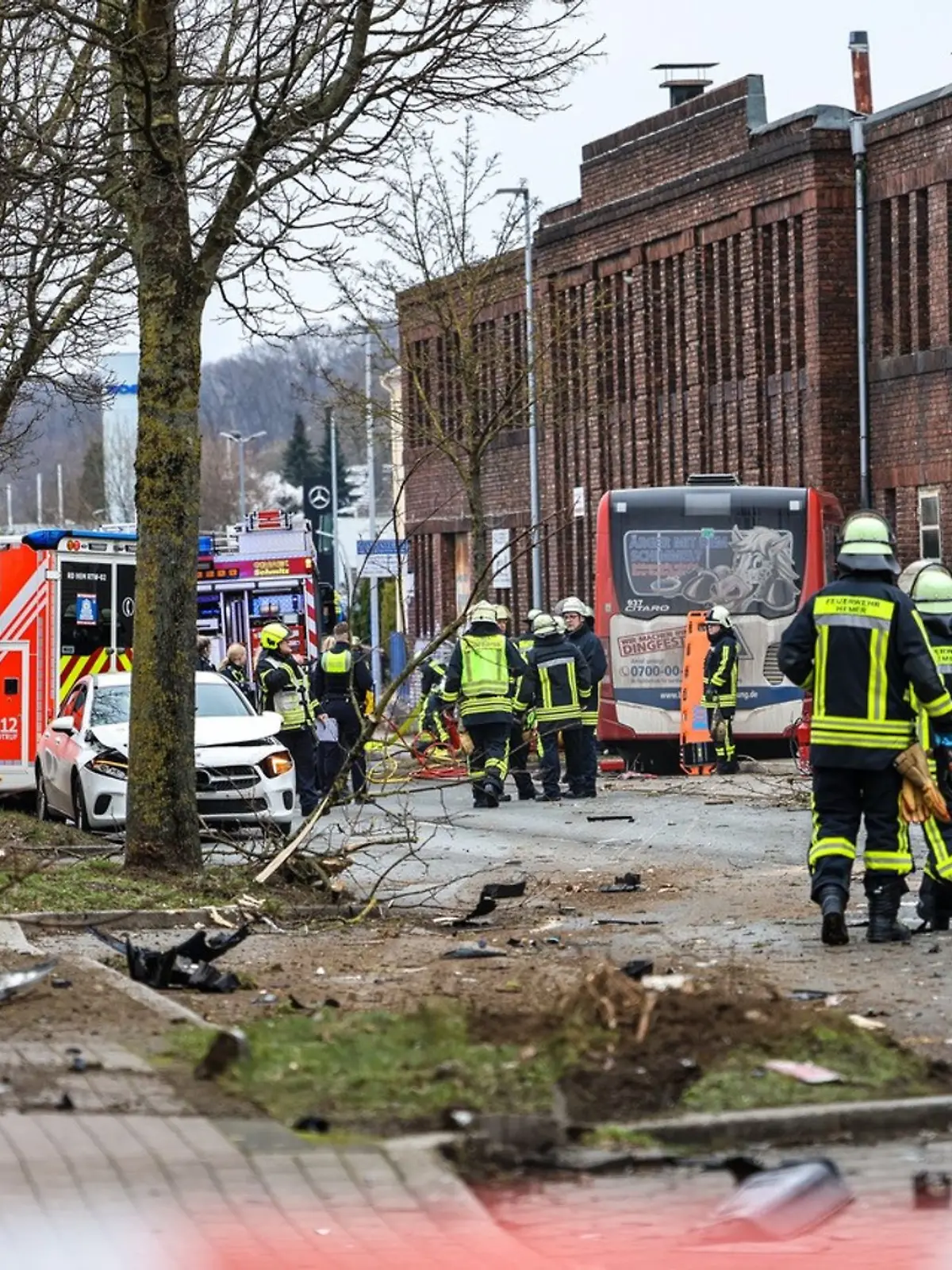 Bild zu: "Linienbus kracht in Pizzeria – 13-Verletzte "