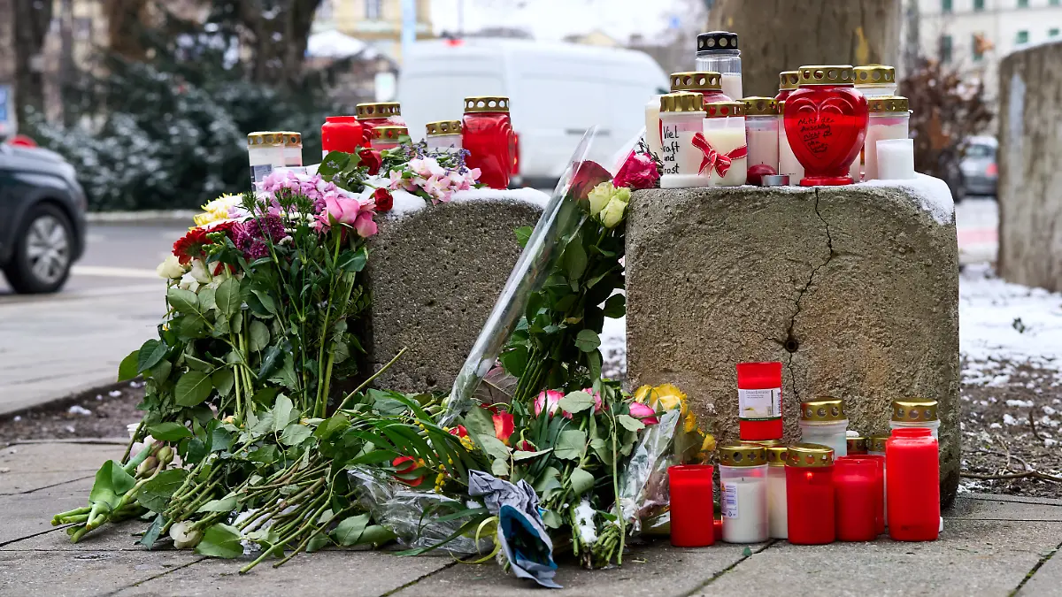 Gedenkstelle am Tatort des Auto-Anschlags in München einen Tag nach der Tat mit Grabkerzen und Blumen