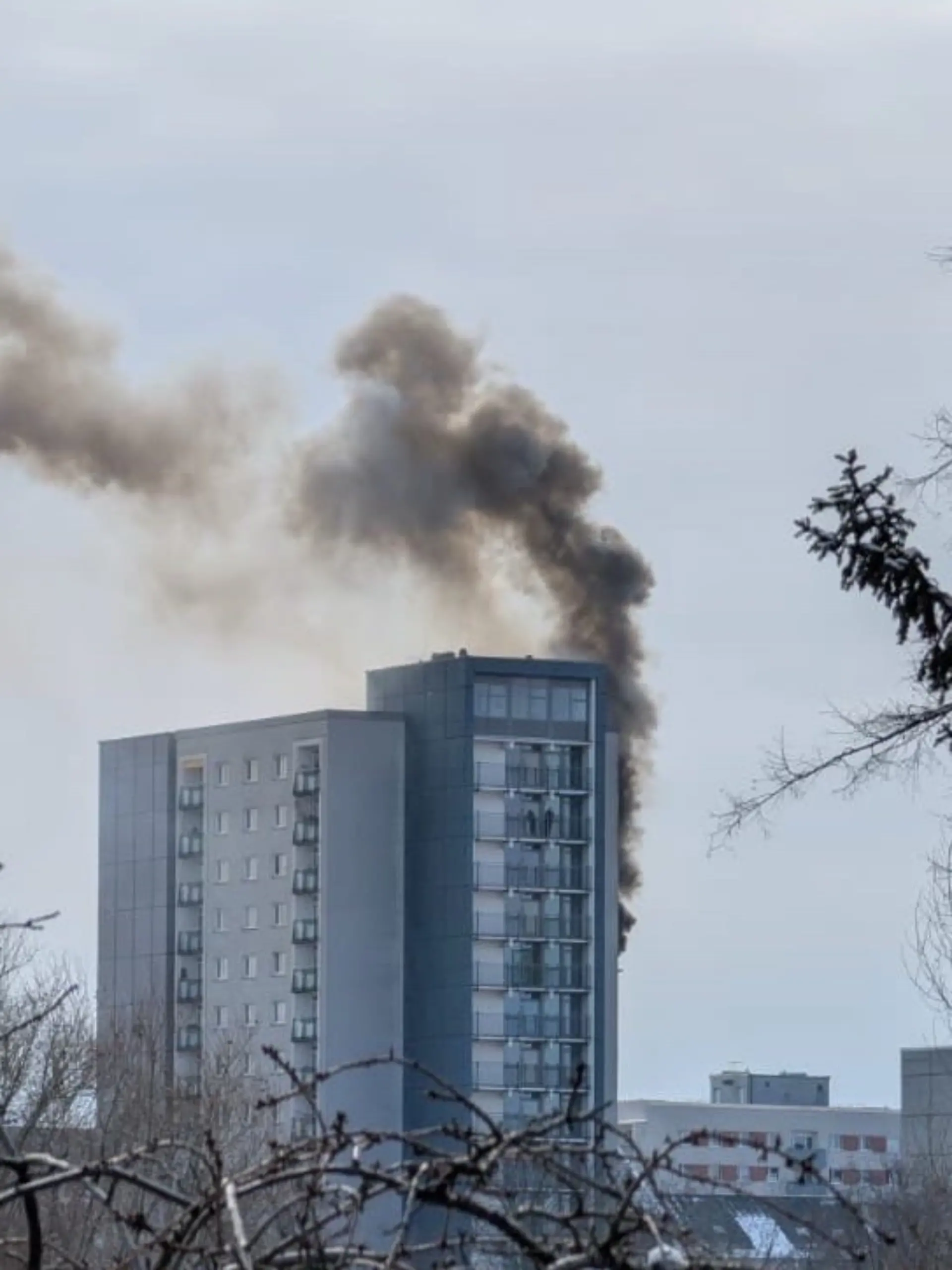 In der elften Etage des Hochhauses brach ein Feuer aus 