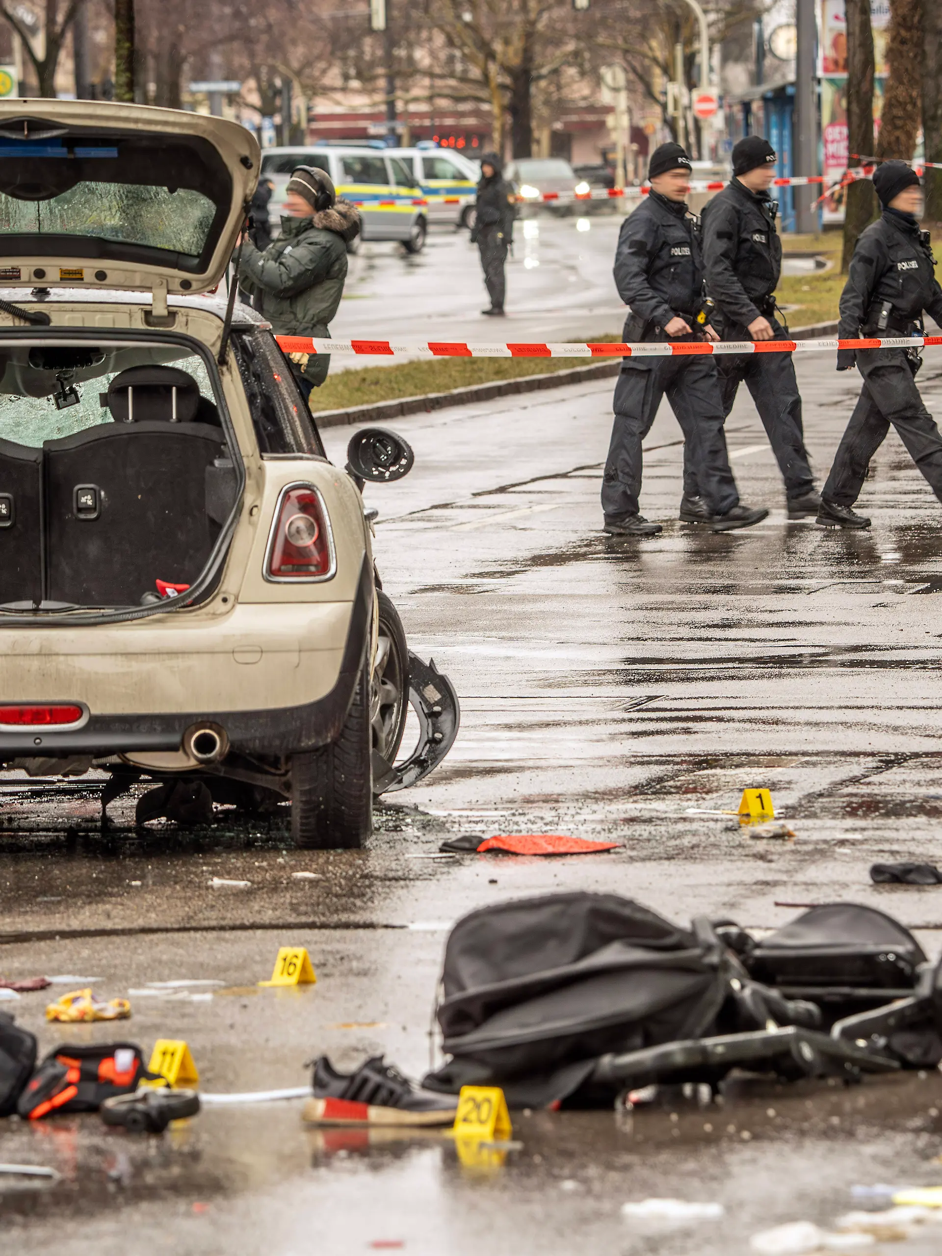 Der Attentäter fuhr mit seinem Wagen in eine Menschenmenge 