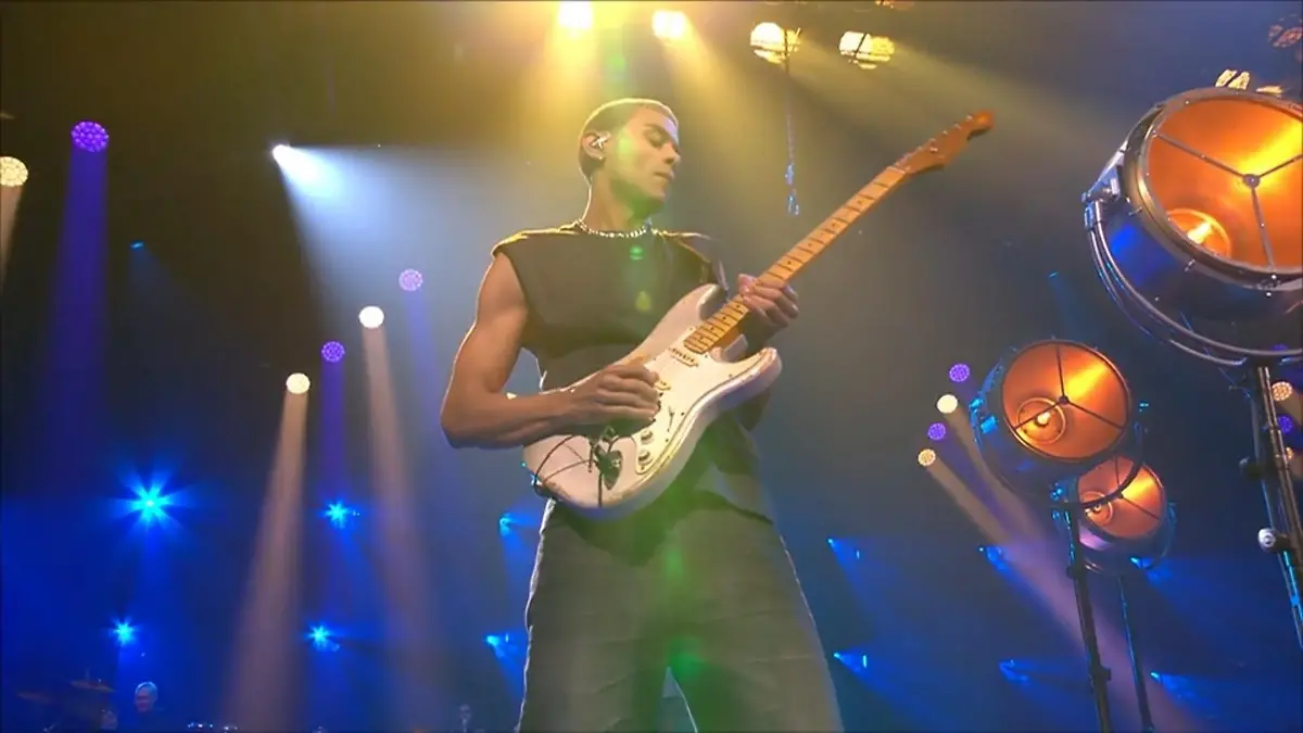 Gitarre spielt er auch noch! JALN hat Musik im Blut „Chefsache ESC 2025“ – zweite Show