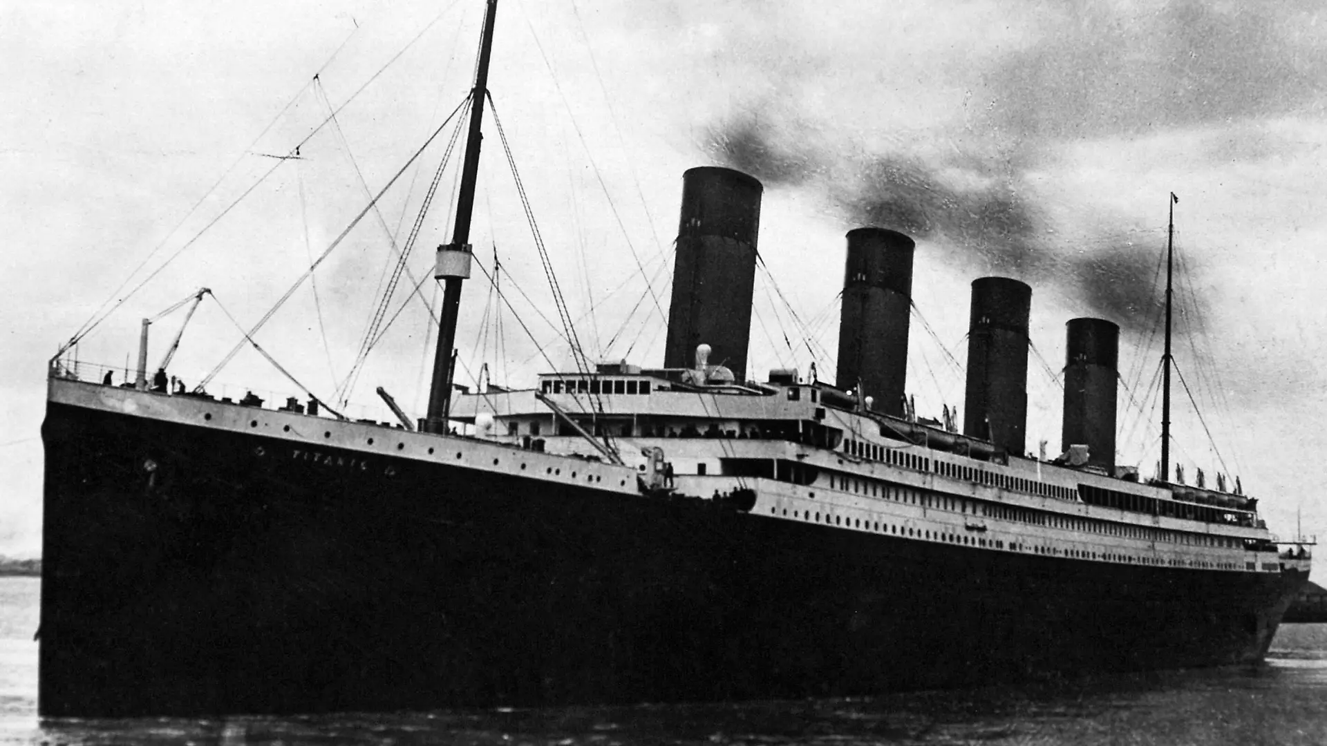 Am 15. April 2012 jährt sich zum 100. Mal der Untergang der Titanic - Die Titanic war ein Passagierschiff der britischen Reederei White Star Line. Sie wurde in Belfast auf der Werft von Harland & Wolff gebaut und war bei der Indienststellung am 2. April 1912 das größte Schiff der Welt. Auf ihrer Jungfernfahrt kollidierte die Titanic am 14. April 1912 gegen 23:40 Uhr etwa 300 Seemeilen südöstlich von Neufundland mit einem Eisberg und sank zwei Stunden und 40 Minuten nach dem Zusammenstoß im Nordatlantik. Obwohl für die Evakuierung mehr als zwei Stunden Zeit zur Verfügung standen, starben zwischen 1490 und 1517 der über 2200 an Bord befindlichen Personen âÄ hauptsächlich wegen der unzureichenden Zahl an Rettungsbooten und der Unerfahrenheit der Besatzung im Umgang mit diesen. RMS Titanic
at 15 April 2012 anniversary to to 100 times the Downfall the Titanic the Titanic was a Passenger ship the British Shipping company White Star Line Them was in Belfast on the Shipyard from Harland & Wolff built and was at the Commissioned at 2 April 1912 the largest Ship the World on their Maiden voyage collided the Titanic at 14 April 1912 against 23 40 Clock about 300 Nautical miles southeast from Newfoundland with a Iceberg and Penalties Two Hours and 40 Minutes after the Collision in North Atlantic though for the Evacuation more as Two Hours Time to Available stood died between 1490 and 1517 the above 2200 to Board located People Ä main due the inadequate Number to Rescue boats and the Inexperience the Crew in Relations with them RMS Titanic