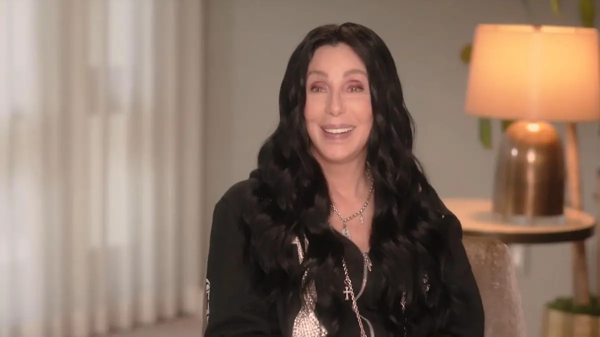 "Du hast ein Affengesicht!" Cher überrascht RTL-Reporter Superstar im Interview