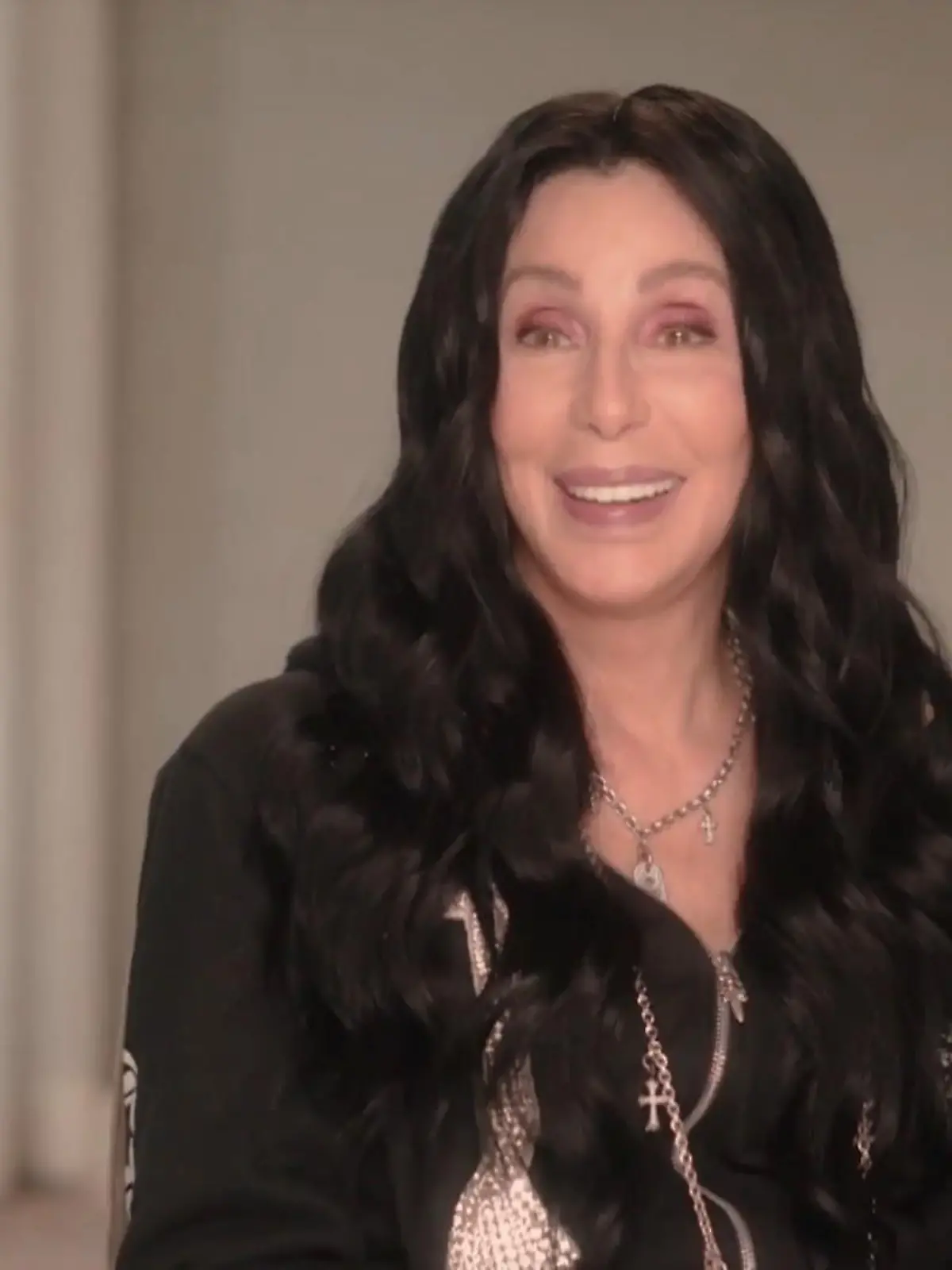 Bild zu: "Cher überrascht RTL-Reporter im Interview"