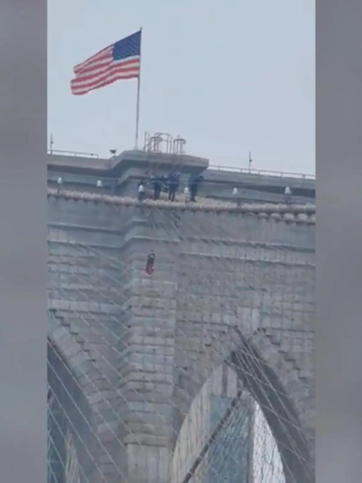 Bei diesem waghalsigen Manöver bleibt einem der Atem weg: Ein Mann erklimmt zur Hauptverkehrszeit die Brooklyn Bridge in New York City – und zwar völlig ungesichert und mit weißen Socken. Die New Yorker Polizei findet die gefährliche Aktion so gar nicht lustig.