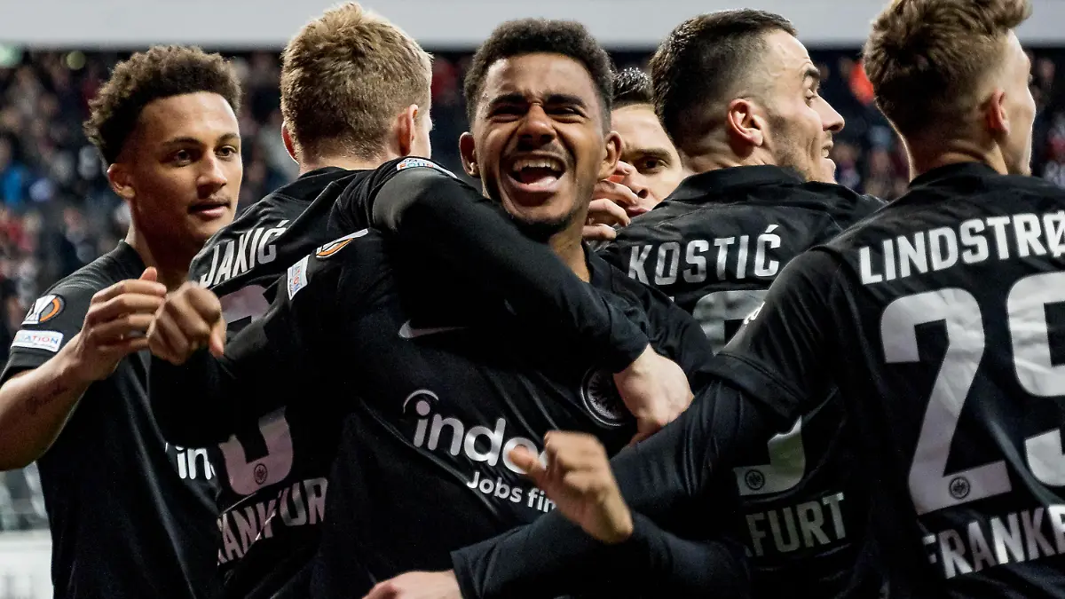  UEFA Europa League, Eintracht Frankfurt vs. FC Barcelona, Barca Deutsche Bank Park, Frankfurt, 07.04.2022 Tuta Eintracht Frankfurt 35 & Kristijan Jakic Eintracht Frankfurt 6 & Ansgar Knauff Eintracht Frankfurt 36, Eintracht Frankfurt vs. FC Barcelona, Frankfurt, Deutsche Bank Park, 7.4.2022 *** UEFA Europa League, Eintracht Frankfurt vs FC Barcelona, Deutsche Bank Park, Frankfurt, 07 04 2022 Tuta Eintracht Frankfurt 35 Kristijan Jakic Eintracht Frankfurt 6 Ansgar Knauff Eintracht Frankfurt 36 , Eintracht Frankfurt vs FC Barcelona, Frankfurt, Deutsche Bank Park, 7 4 2022 Copyright: xBEAUTIFULxSPORTS/Gawlikx