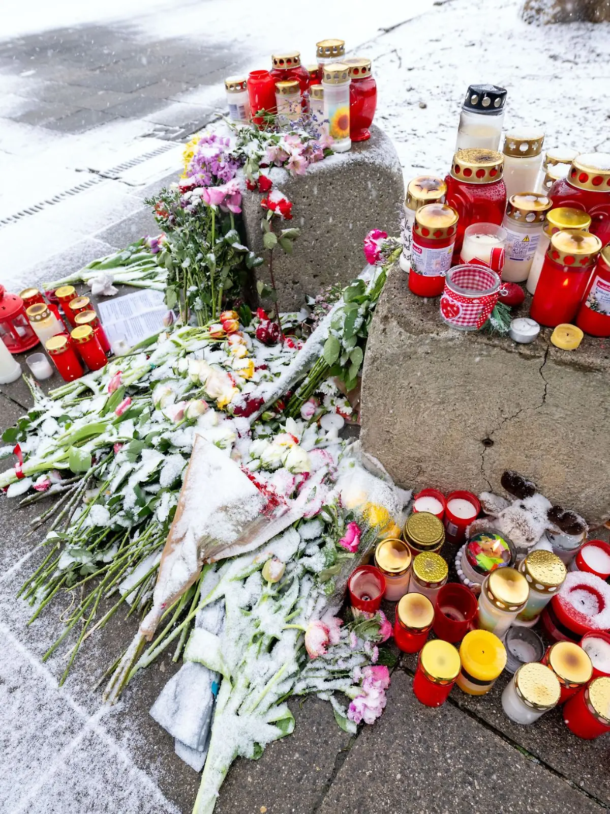 Bild zu: "Trauer um Mutter und Tochter nach Auto-Anschlag in München"
