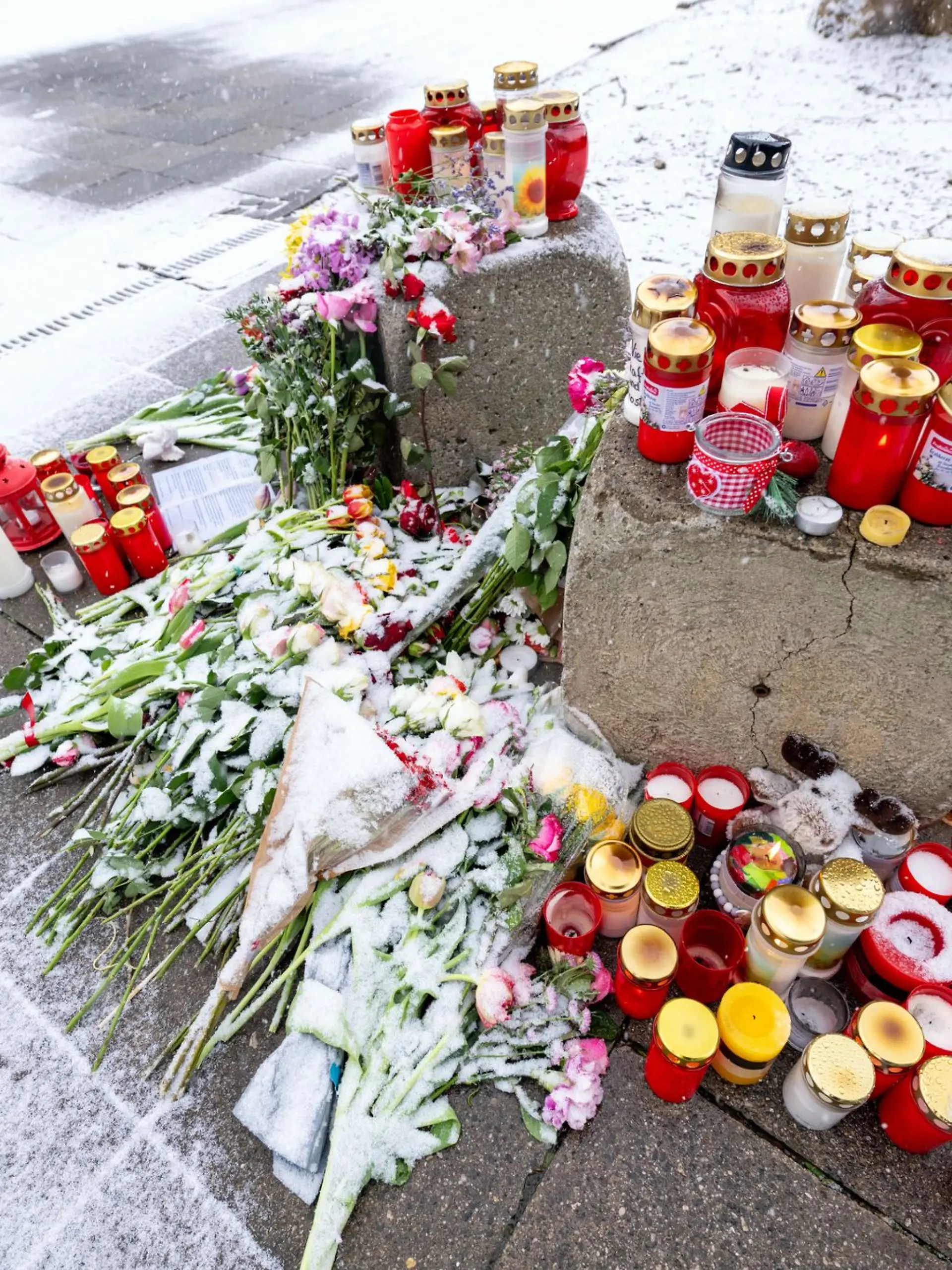 Bild zu: "Trauer um Mutter und Tochter nach Auto-Anschlag in München"