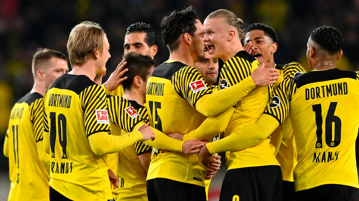 TOR zum 0:1 Julian Brandt Borussia Dortmund BVB 19 nach Videobeweis Torjubel Erling Haaland Borussia Dortmund BVB 09 Mats Hummels Borussia Dortmund BVB 15 Manuel Akanji Borussia Dortmund BVB 16 Marco Reus Borussia Dortmund BVB 11 VfB Stuttgart vs Borussia Dortmund 09 BVB 08.04.2022 DFL REGULATIONS PROHIBIT ANY USE OF PHOTOGRAPHS AS IMAGE SEQUENCES AND/OR QUASI-VIDEO VfB Stuttgart vs Borussia Dortmund 09 BVB *** GOAL to 0 1 Julian Brandt Borussia Dortmund BVB 19 after video evidence goal celebration Erling Haaland Borussia Dortmund BVB 09 Mats Hummels Borussia Dortmund BVB 15 Manuel Akanji Borussia Dortmund BVB 16 Marco Reus Borussia Dortmund BVB 11 VfB Stuttgart vs Borussia Dortmund 09 BVB 08 04 2022 DFL REGULATES PROHIBIT ANY USE OF PHOTOGRAPHS AS IMAGE SEQUENCES AND OR QUASI VIDEO VfB Stuttgart vs Borussia Dortmund 09 BVB
