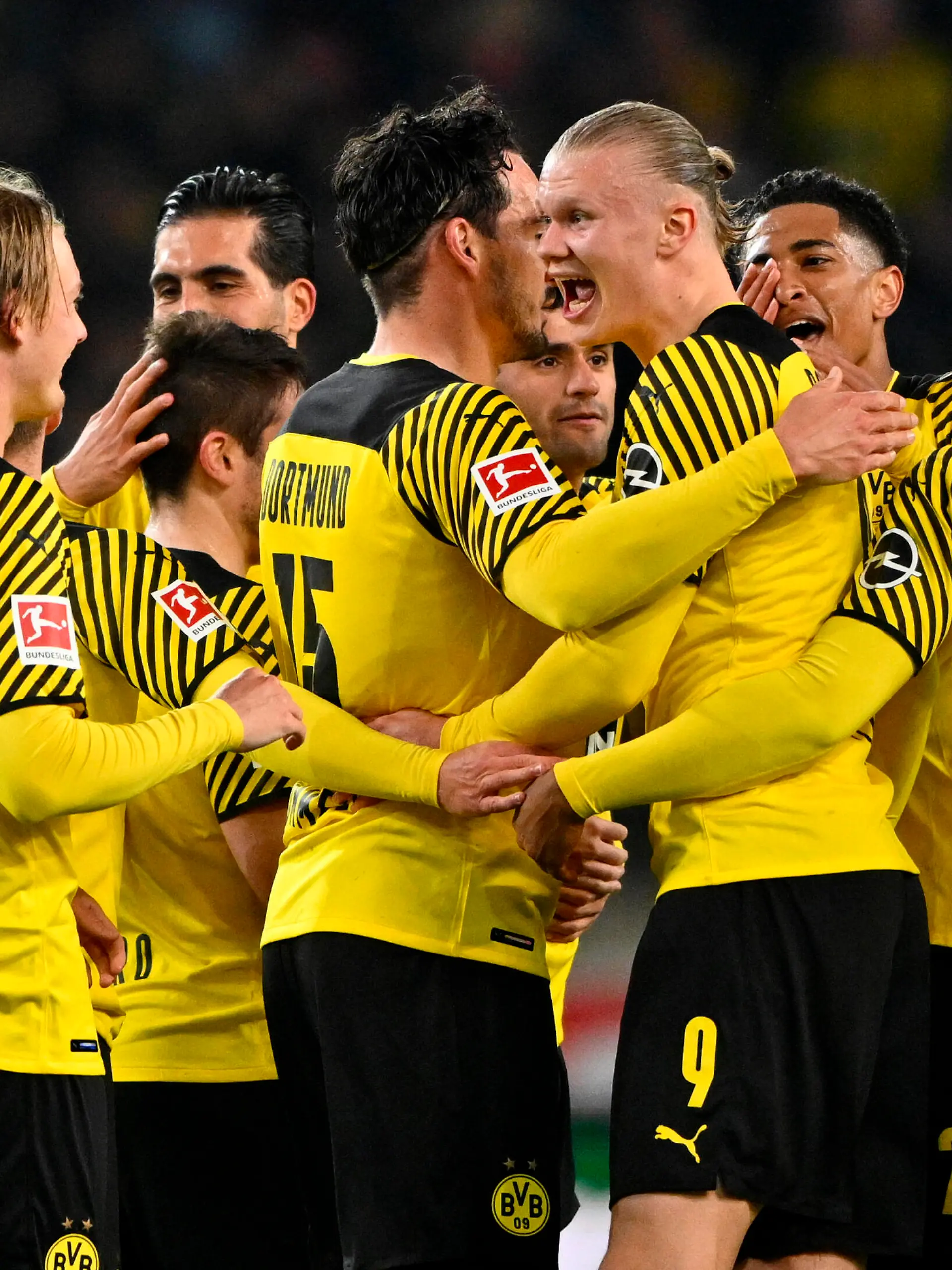  TOR zum 0:1 Julian Brandt Borussia Dortmund BVB 19 nach Videobeweis Torjubel Erling Haaland Borussia Dortmund BVB 09 Mats Hummels Borussia Dortmund BVB 15 Manuel Akanji Borussia Dortmund BVB 16 Marco Reus Borussia Dortmund BVB 11 VfB Stuttgart vs Borussia Dortmund 09 BVB 08.04.2022 DFL REGULATIONS PROHIBIT ANY USE OF PHOTOGRAPHS AS IMAGE SEQUENCES AND/OR QUASI-VIDEO VfB Stuttgart vs Borussia Dortmund 09 BVB *** GOAL to 0 1 Julian Brandt Borussia Dortmund BVB 19 after video evidence goal celebration Erling Haaland Borussia Dortmund BVB 09 Mats Hummels Borussia Dortmund BVB 15 Manuel Akanji Borussia Dortmund BVB 16 Marco Reus Borussia Dortmund BVB 11 VfB Stuttgart vs Borussia Dortmund 09 BVB 08 04 2022 DFL REGULATES PROHIBIT ANY USE OF PHOTOGRAPHS AS IMAGE SEQUENCES AND OR QUASI VIDEO VfB Stuttgart vs Borussia Dortmund 09 BVB