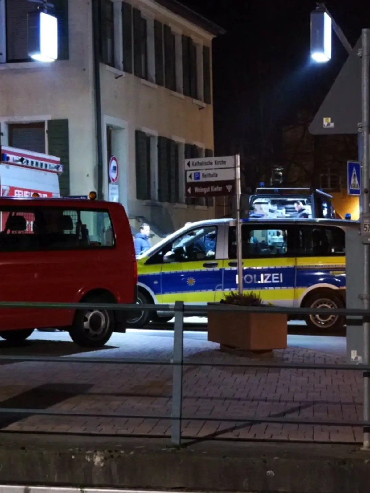 Ein Mann (48) hat in Eichstetten am Kaiserstuhl (bei Freiburg) seine Lebensgefährtin (47) und das gemeinsame zehnjährige Kind brutal attackiert.