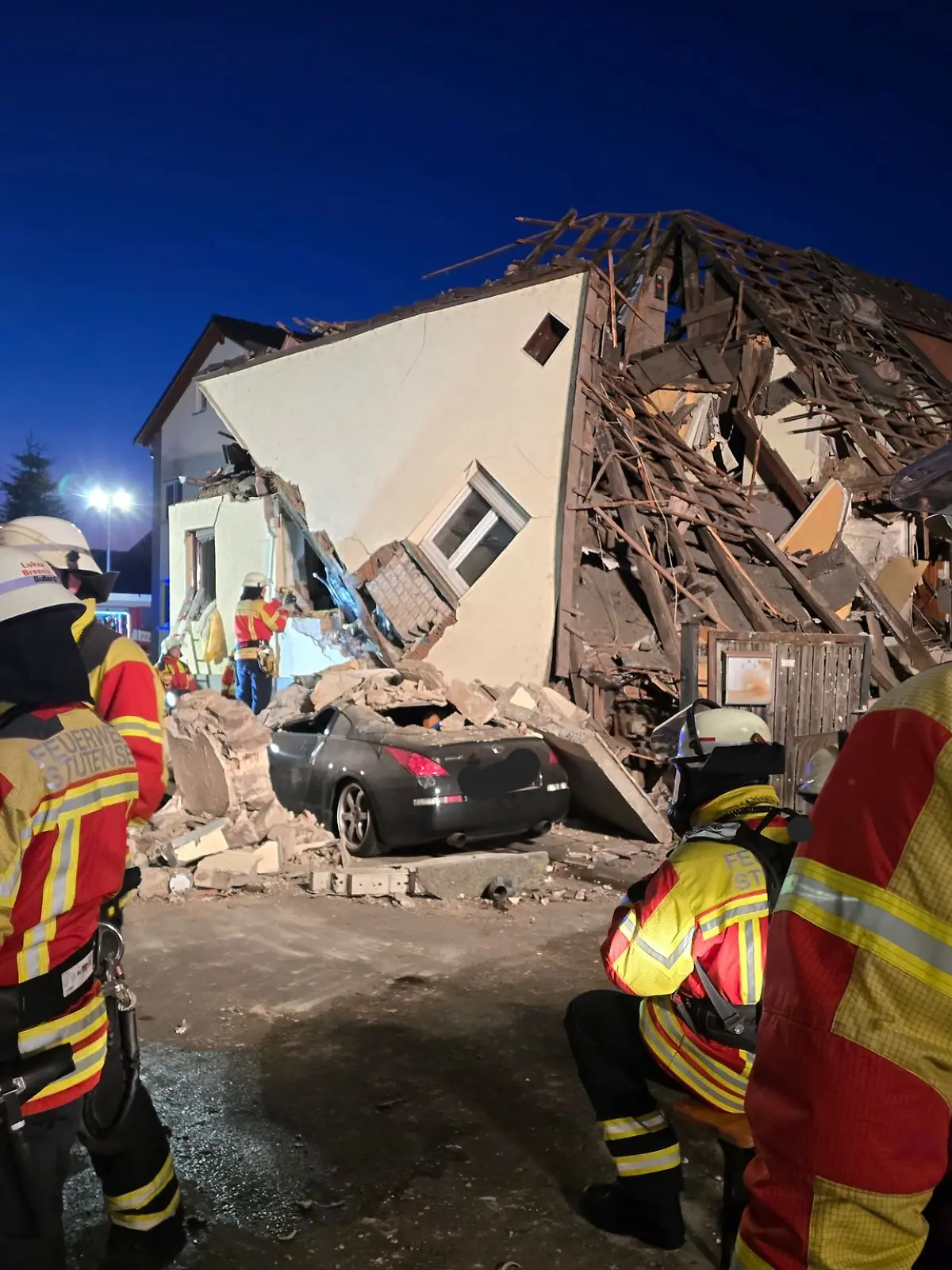Bild zu: "Haus eingestürzt – Bewohner unter Trümmern eingeschlossen!"