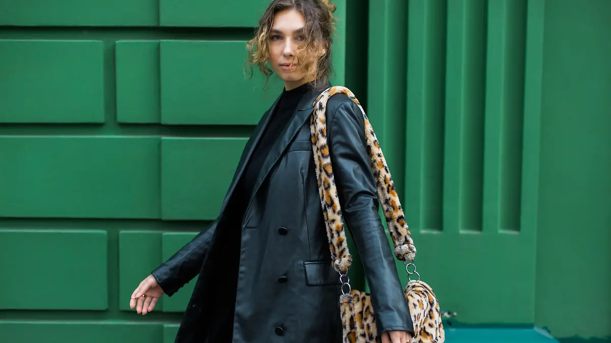 Frau trägt eine Tasche mit Animal-Print.