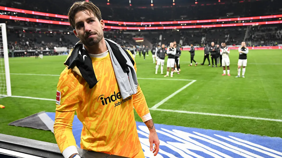 Frankfurts Torwart Kevin Trapp steht nach dem Spiel vor dem Fanblock, wo es vorher zu einem Sturz gekommen war.