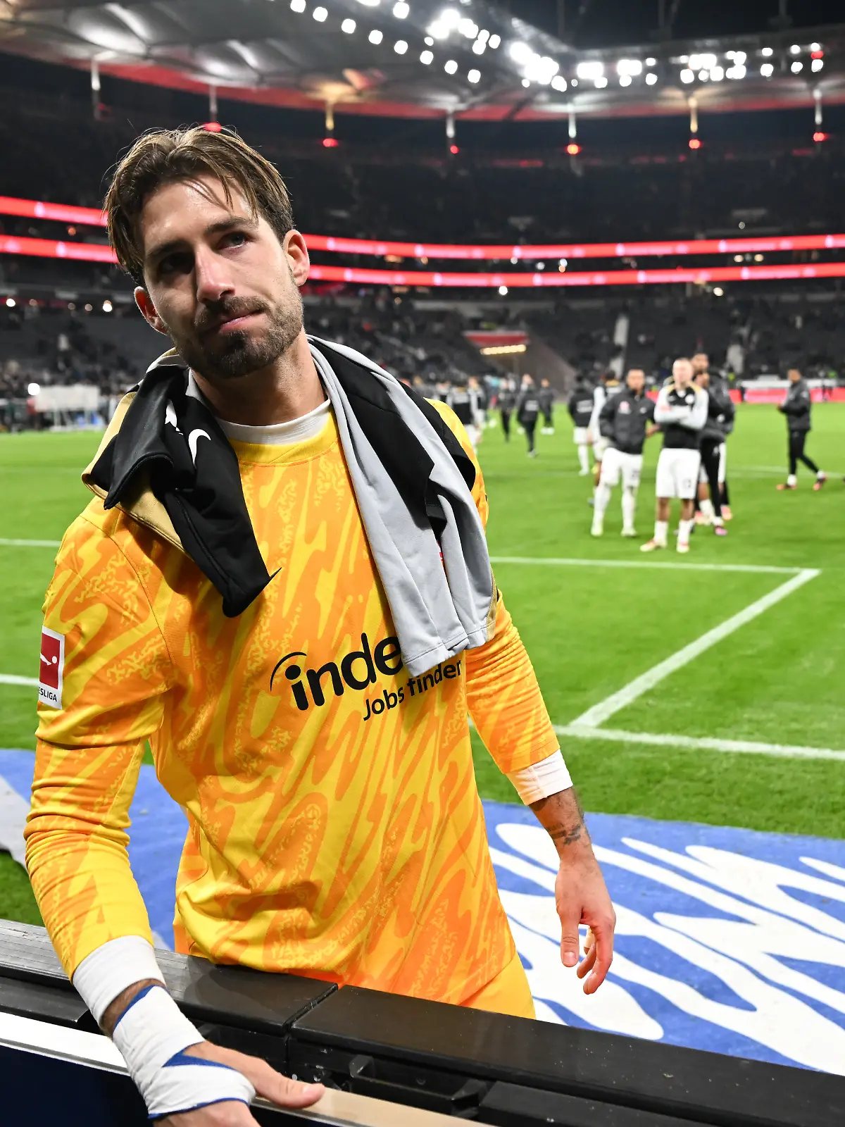 Frankfurts Torwart Kevin Trapp steht nach dem Spiel vor dem Fanblock, wo es vorher zu einem Sturz gekommen war.