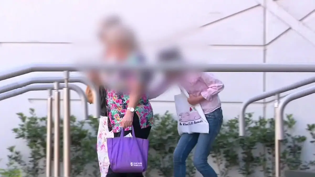 Die vernachlässigte junge Frau auf dem Weg in den Gerichtssaal.