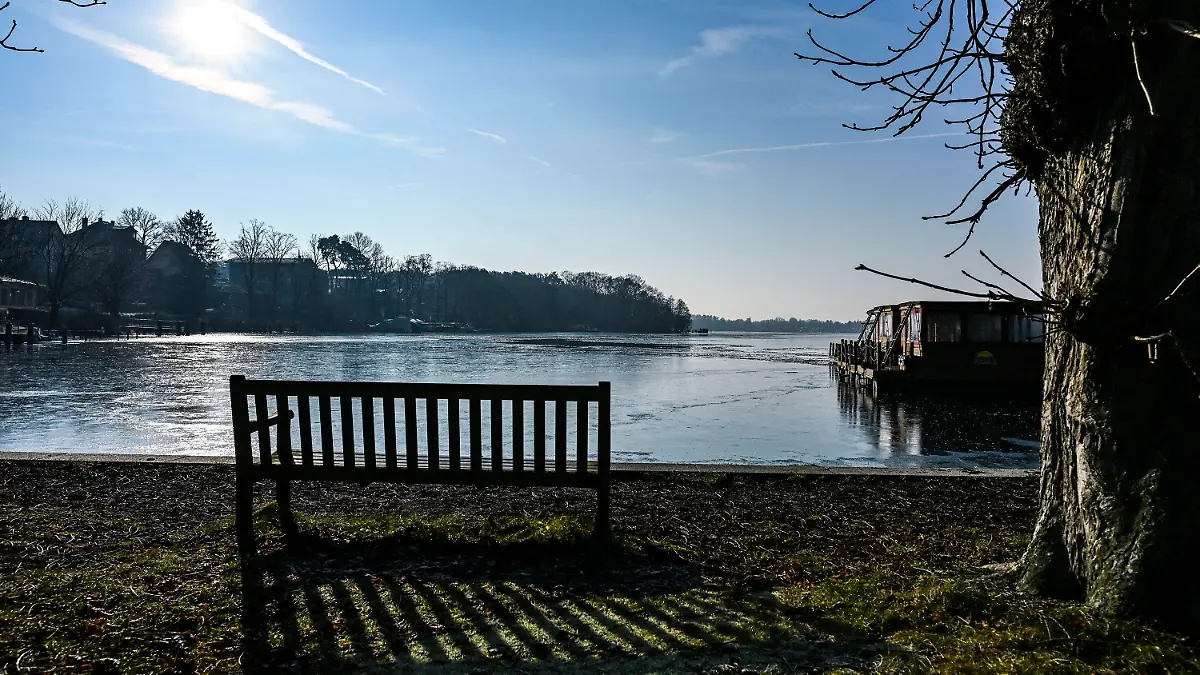 04.02.2025, Brandenburg, Woltersdorf: Lange Schatten lässt die tiefstehende Sonne am Ufer des Flakensees entstehen. Nach Sonnenschein bei kühlen Temperaturen am Tage werden in der Nacht moderate Minustemperaturen erreicht. Foto: Jens Kalaene/dpa +++ dpa-Bildfunk +++