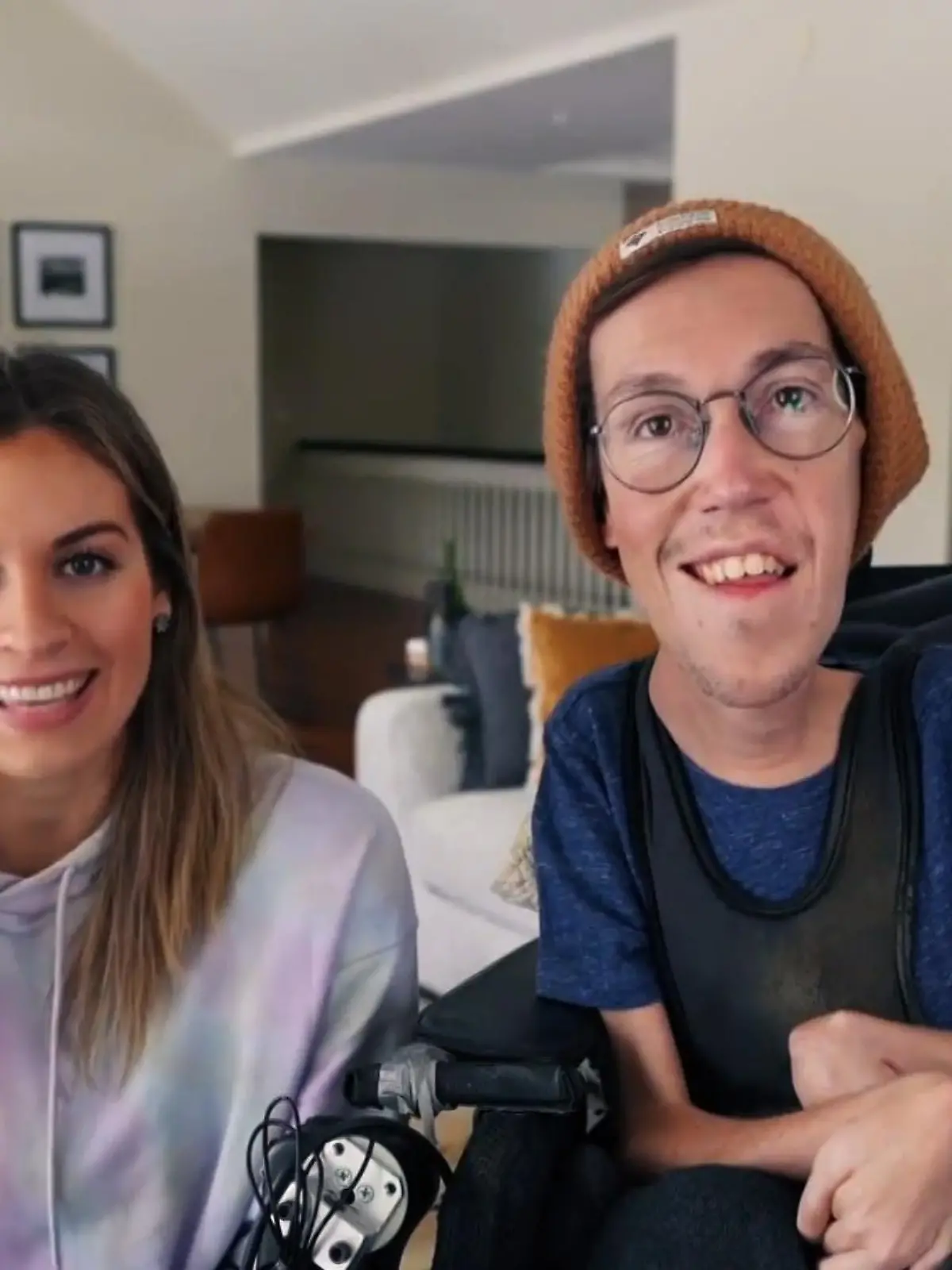Seit 6 Jahren sind Hannah und Shane ein Liebespaar – und das gefällt nicht jedem.
Seit seinem zweiten Lebensjahr sitzt Shane im Rollstuhl. Er ist an einer „Spinalen Muskelatrophie“ (SMA) erkrankt. Seine Krankheit führt dazu, dass seine Muskeln schwinden und Lähmungen auftreten. Vor sechs Jahren hat sich das Paar per E-Mail kennengelernt. Für die Liebe zog Hannah zu ihm – niemand glaubte an den Erfolg der Beziehung. Im Internet bekommen sie viel Hass und Zweifel an der Echtheit ihrer Liebe. Trotzdem wagen sie den ultimativen Schritt und haben jetzt geheiratet – auch die Kinderplanung ist im Gang, wie sie im Video verraten.