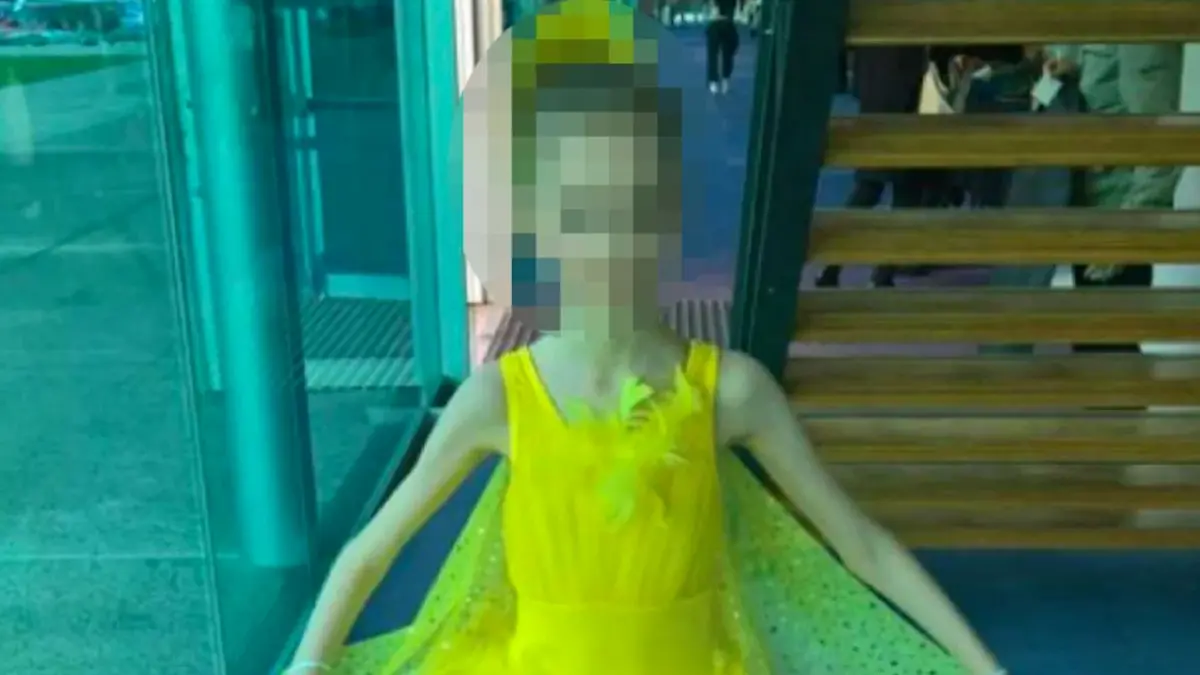 Die Eltern verhätscheln ihre Tochter auf krankhafte Weise.