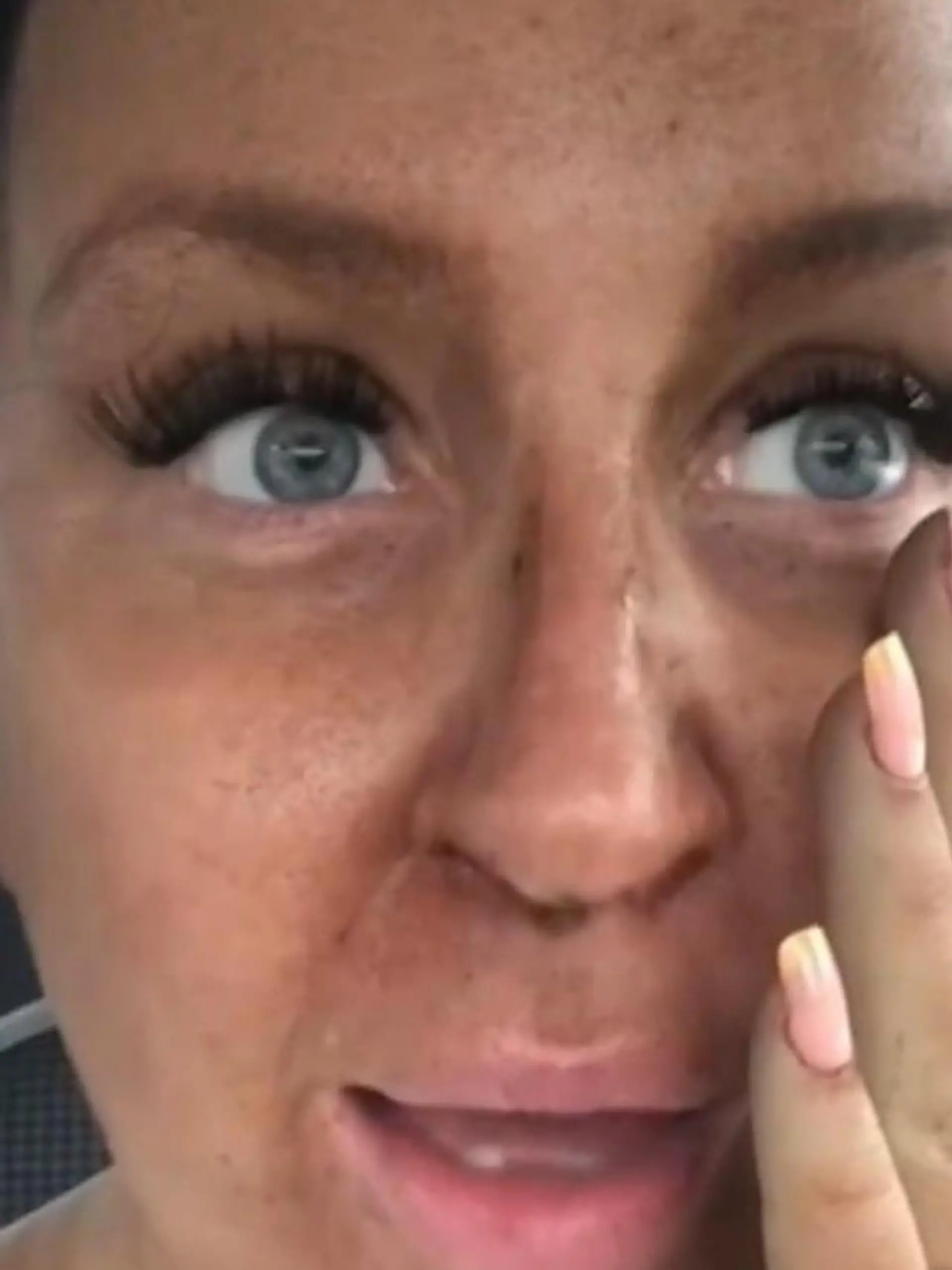 Sophie Jenkins hält schockiert über ihr fleckiges Spray-Tan-Ergebnis ihre Hand vor den Mund