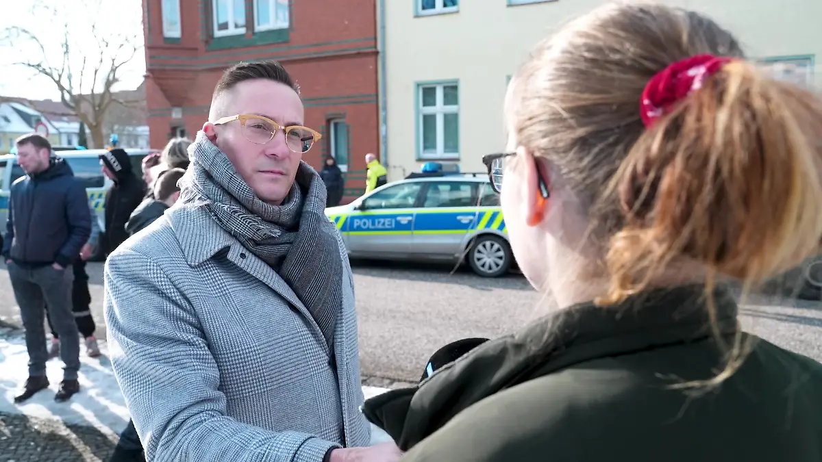 RTL-Reporter Frank Vacik im Gespräch mit der trauernden Schwester von Anna-Lena.