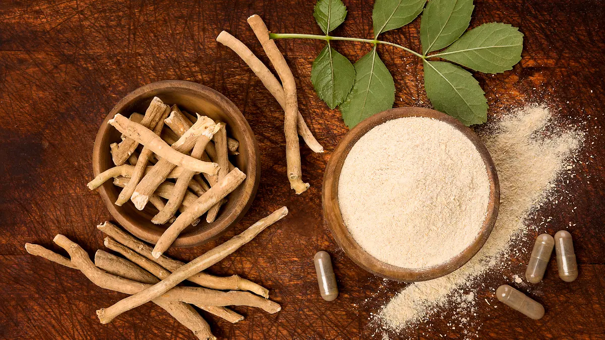 Ashwagandha als Wurzel, Pulver und Kapseln.