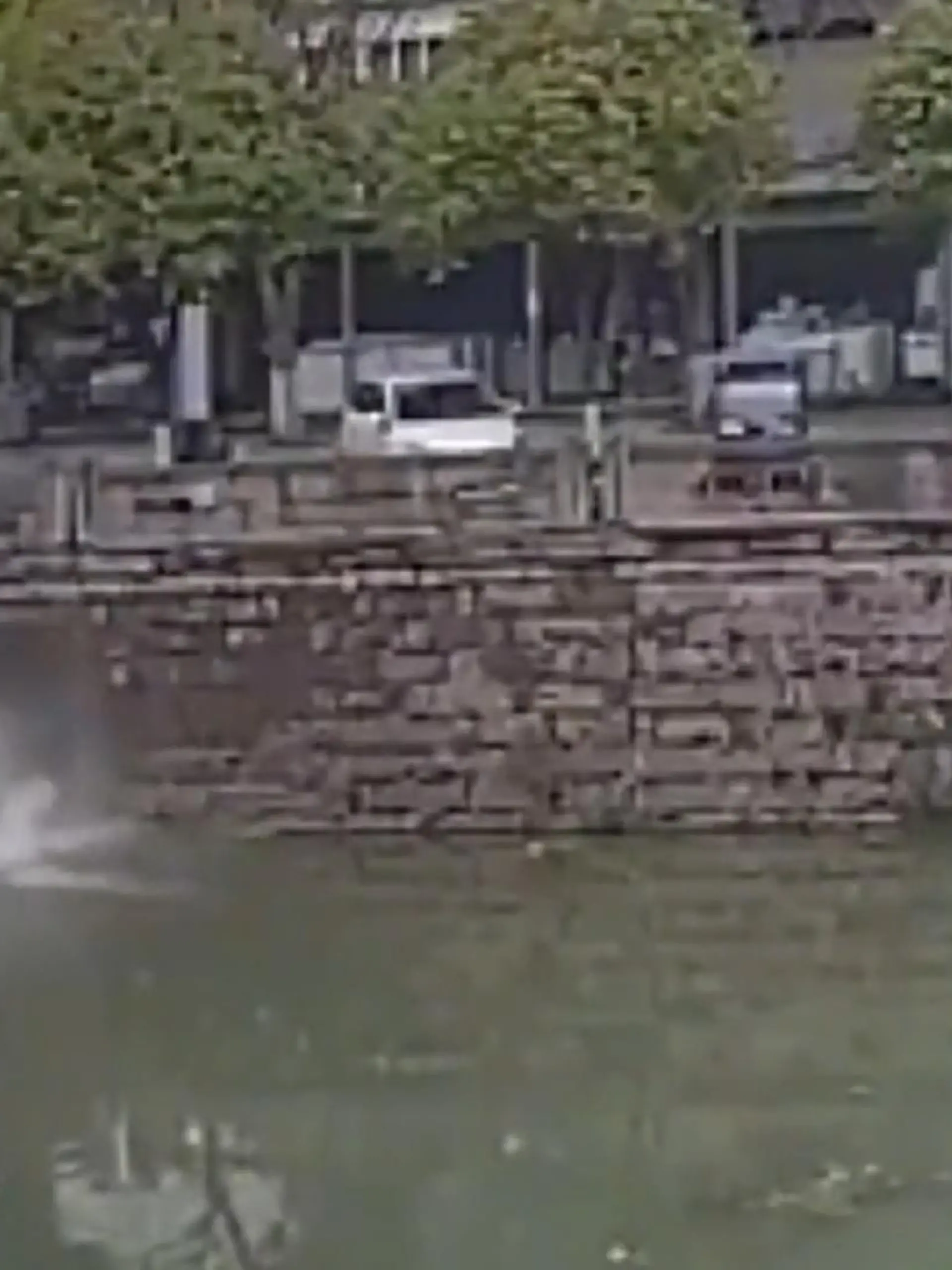 Oft sieht es ja aus als würde es fast passieren – aber hier passiert es wirklich: Dieses Auto landet im Fluss. Glücklicherweise wird niemand schwer verletzt. Die Aufnahmen von dem Wasser-Parker zeigen wir im Video.