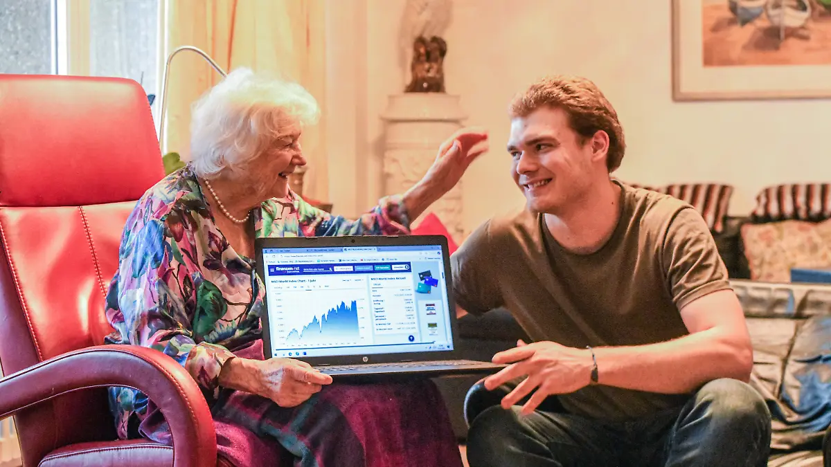 „Aktien-Oma” Hildegard Alf-Kopp: Enkel Pascal (23) ist froh, dass sich seine Oma mit Aktien fit hält.