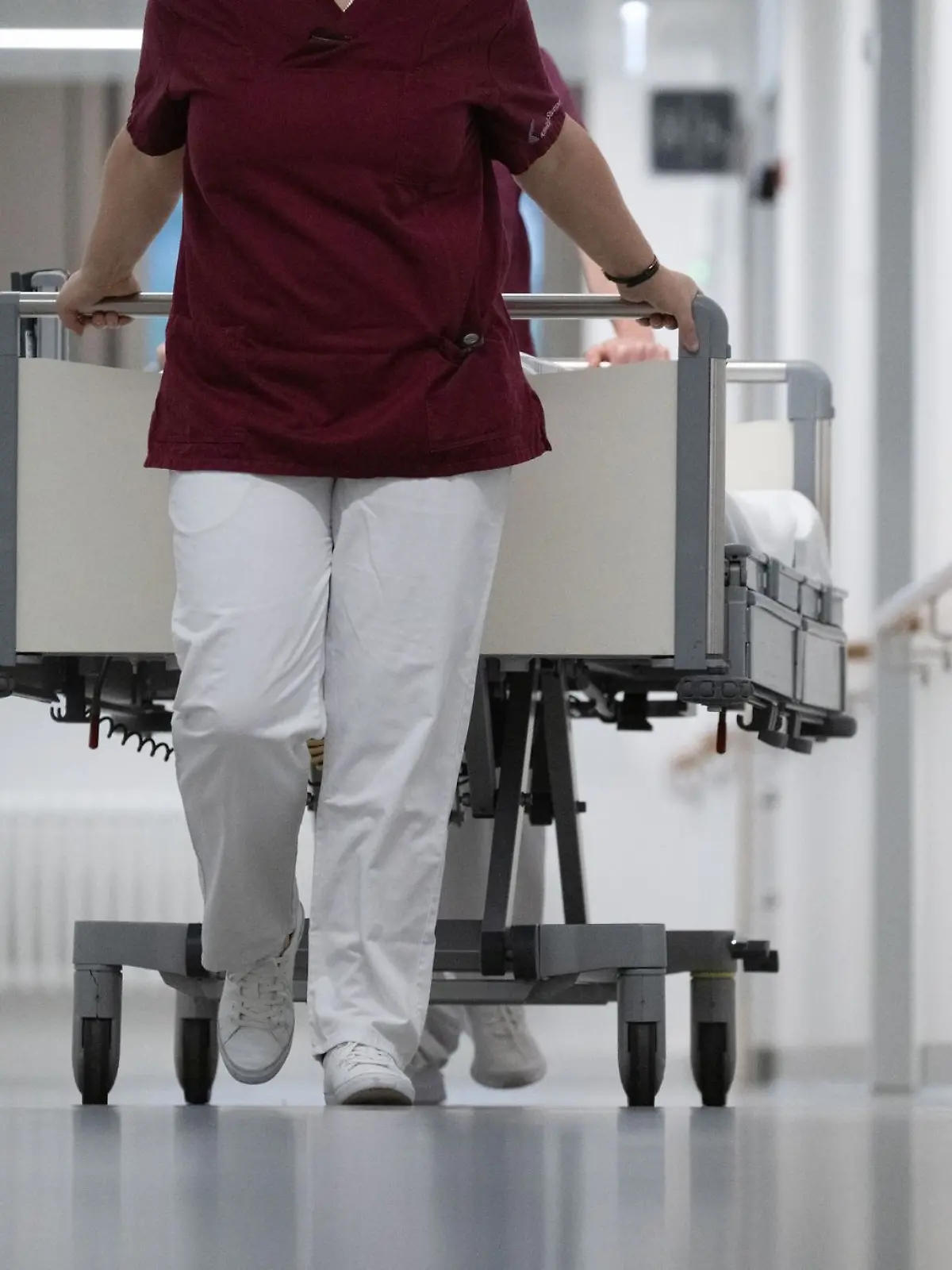 Bild zu: "Buchhalterin feilscht mit Patienten – während der Operation!"