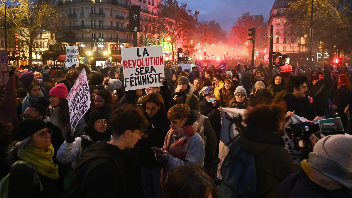 ©Julien Mattia / Le Pictorium/Le Pictorium/MAXPPP - Paris 23/11/2024 Julien Mattia / Le Pictorium - 23/11/2024 - France / Ile-de-France / Paris - Des dizaines de milliers de personnes se sont rassemblees pour defiler pour le droit des Femmes, a Paris, le 23 Novembre 2024. - Valeurs Actuelles out, No JDD, JDD out, RUSSIA OUT, NO RUSSIA #norussia / 23/11/2024 - France / Ile-de-France (region) / Paris - Tens of thousands of people gathered to march for women’s rights in Paris on November 23, 2024.