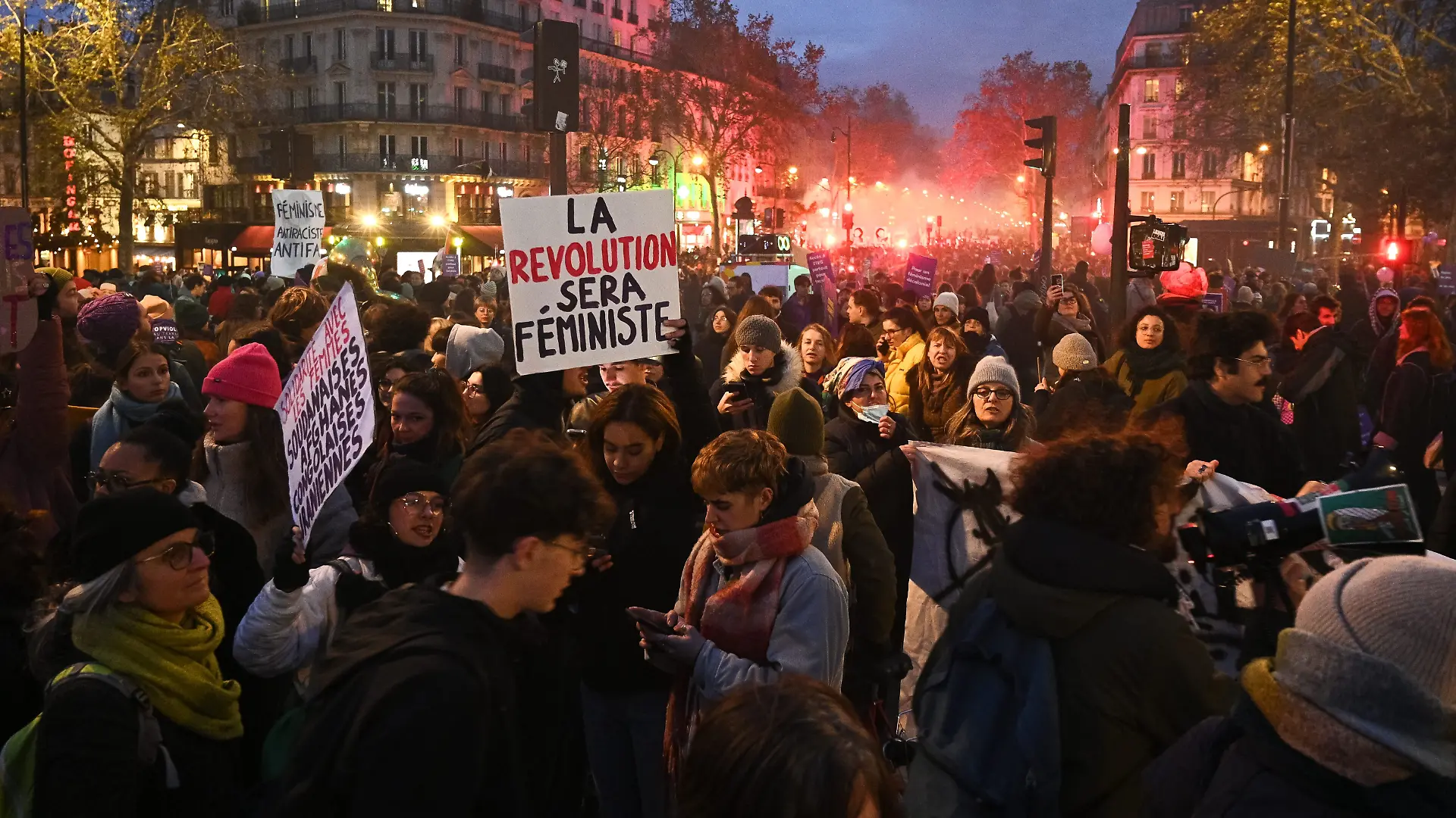 ©Julien Mattia / Le Pictorium/Le Pictorium/MAXPPP - Paris 23/11/2024 Julien Mattia / Le Pictorium - 23/11/2024 - France / Ile-de-France / Paris - Des dizaines de milliers de personnes se sont rassemblees pour defiler pour le droit des Femmes, a Paris, le 23 Novembre 2024. - Valeurs Actuelles out, No JDD, JDD out, RUSSIA OUT, NO RUSSIA #norussia / 23/11/2024 - France / Ile-de-France (region) / Paris - Tens of thousands of people gathered to march for women’s rights in Paris on November 23, 2024.