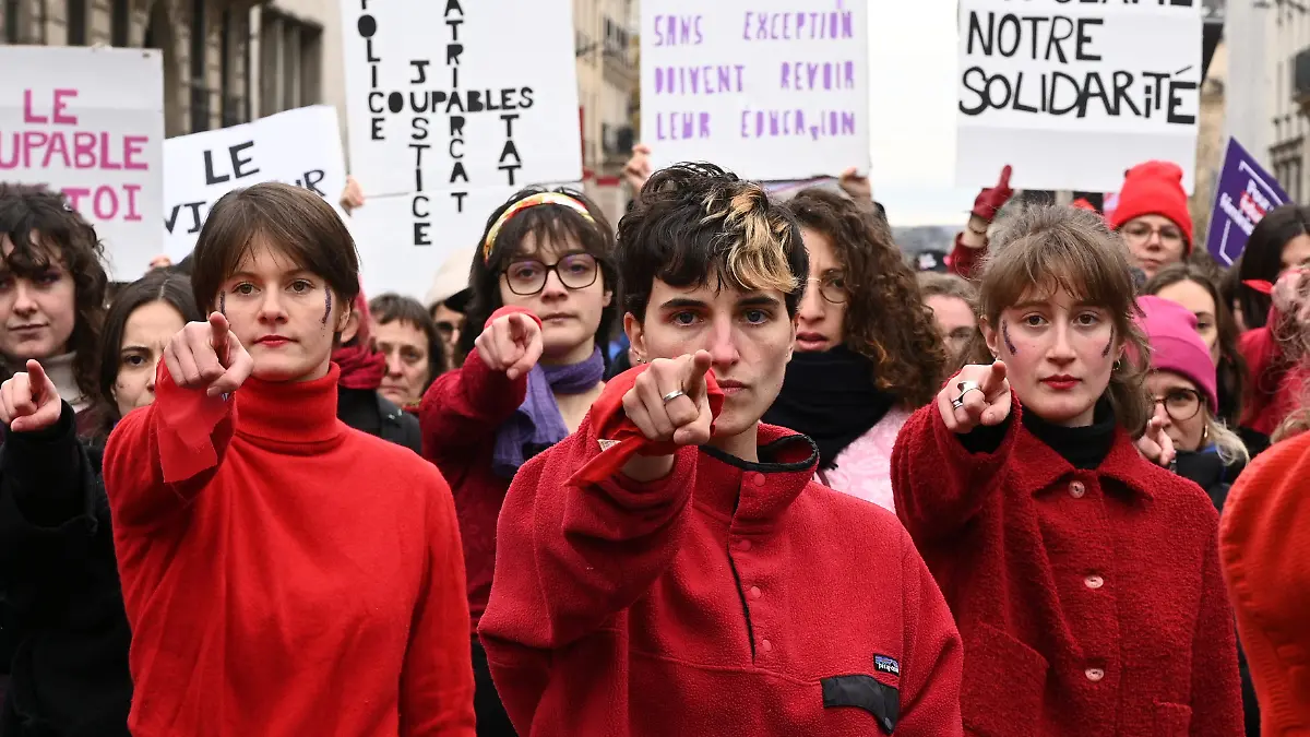 ©Julien Mattia / Le Pictorium/Le Pictorium/MAXPPP - Paris 23/11/2024 Julien Mattia / Le Pictorium - 23/11/2024 - France / Ile-de-France / Paris - Des dizaines de milliers de personnes se sont rassemblees pour defiler pour le droit des Femmes, a Paris, le 23 Novembre 2024. - Valeurs Actuelles out, No JDD, JDD out, RUSSIA OUT, NO RUSSIA #norussia / 23/11/2024 - France / Ile-de-France (region) / Paris - Tens of thousands of people gathered to march for women’s rights in Paris on November 23, 2024.
