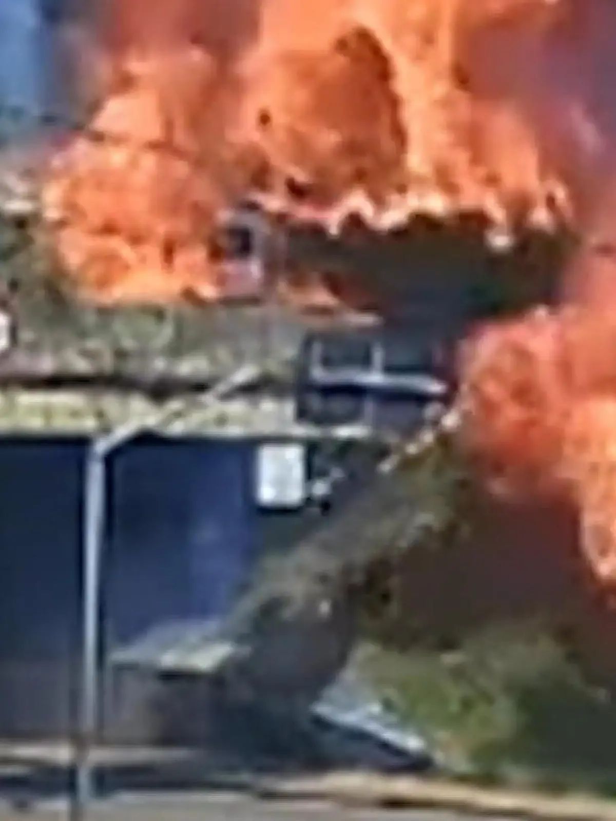 Flammeninferno! Dieser Sprung rettet Lkw-Fahrer das Leben