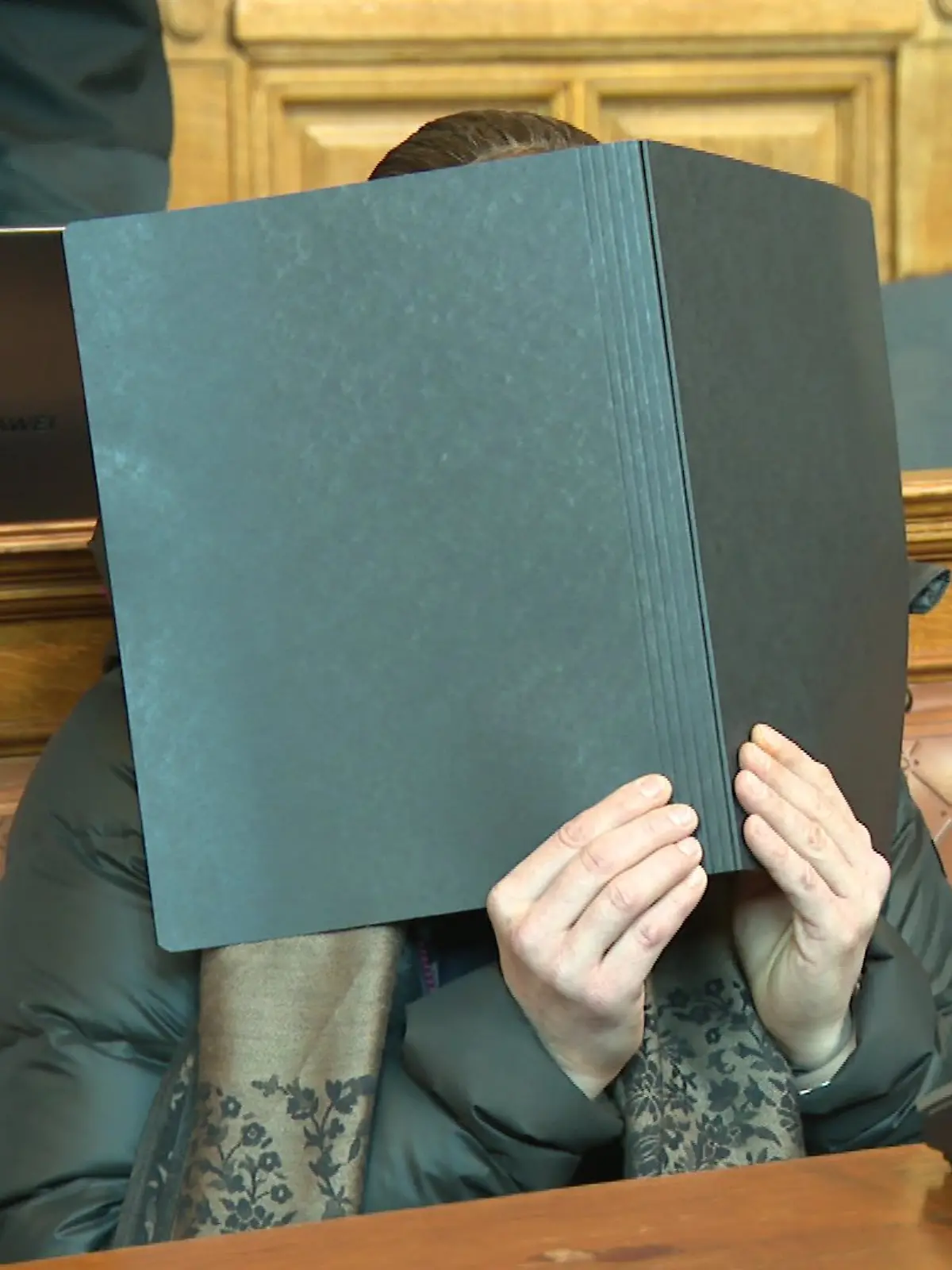 Gemeinsam mit ihrem neuen Gefährten Robert L. soll Angelika L. versucht haben, ihren ehemaligen Partner  umzubringen. Besonders schockierend: Das Opfer ist Vater des gemeinsamen Kindes.