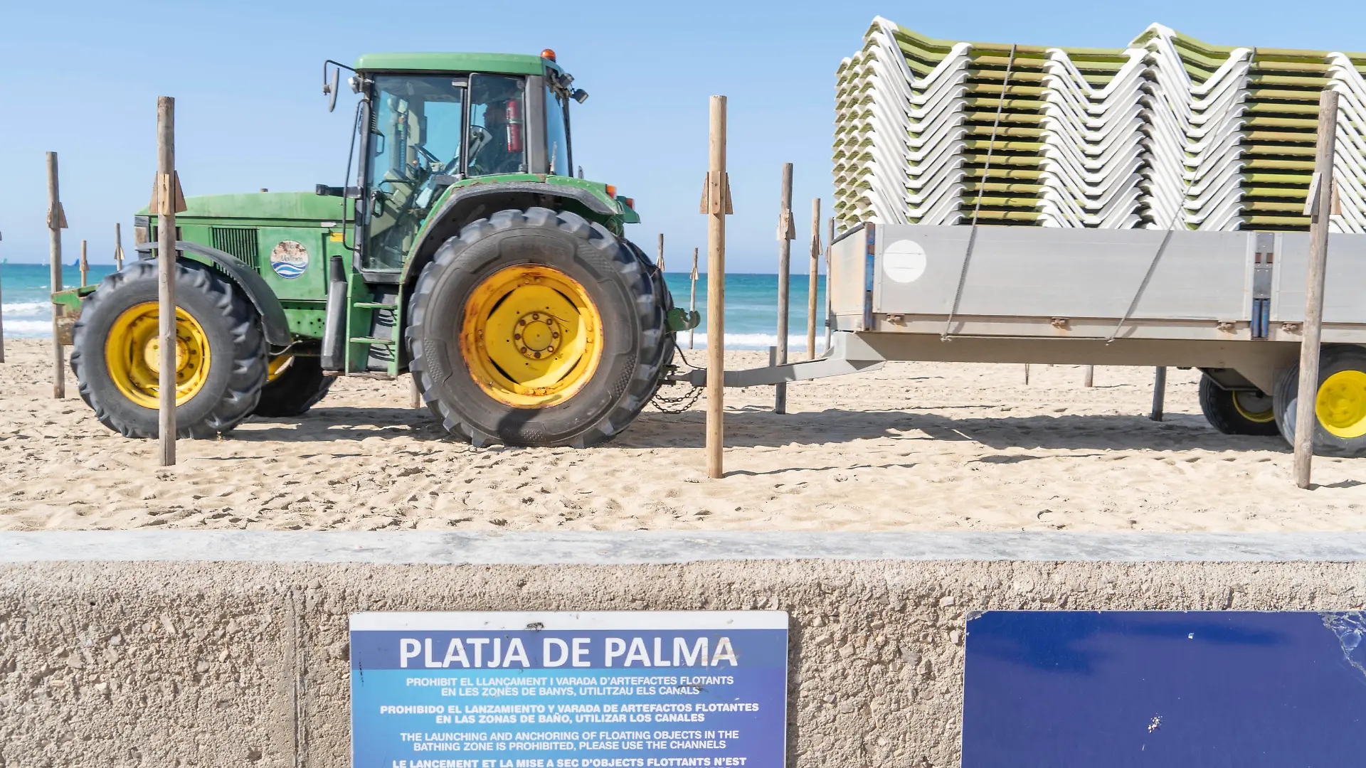 Eindrücke vom Strand in Playa de Palma auf der Insel Mallorca zum Saisonstart 2022 kurz vor den Osterferien - Der Aufbau der Strandliegen hat begonnenEindrücke vom Strand in Playa de Palma auf der Insel Mallorca zum Saisonstart 2022 kurz vor den Osterferien - Der Aufbau der Strandliegen hat begonnen, Palma Mallorca Spanien Plaja de Palma *** Impressions of the beach in Playa de Palma on the island of Mallorca to the season start 2022 just before the Easter vacations The construction of the beach chairs has begun Impressions of the beach in Playa de Palma on the island of Mallorca to the season start 2022 just before the Easter vacations The construction of the beach chairs has begun, Palma Mallorca Spain Plaja de Palma