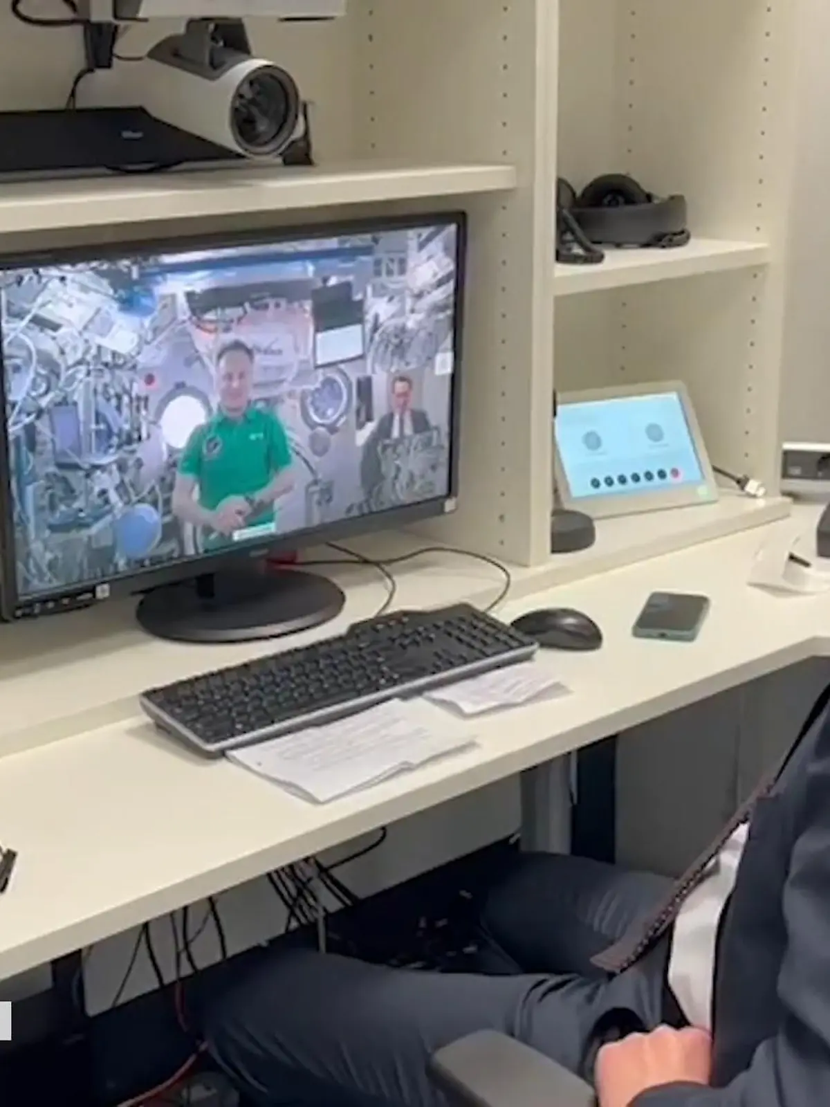 Bild zu: "Wüst telefoniert mit Astronaut auf ISS"