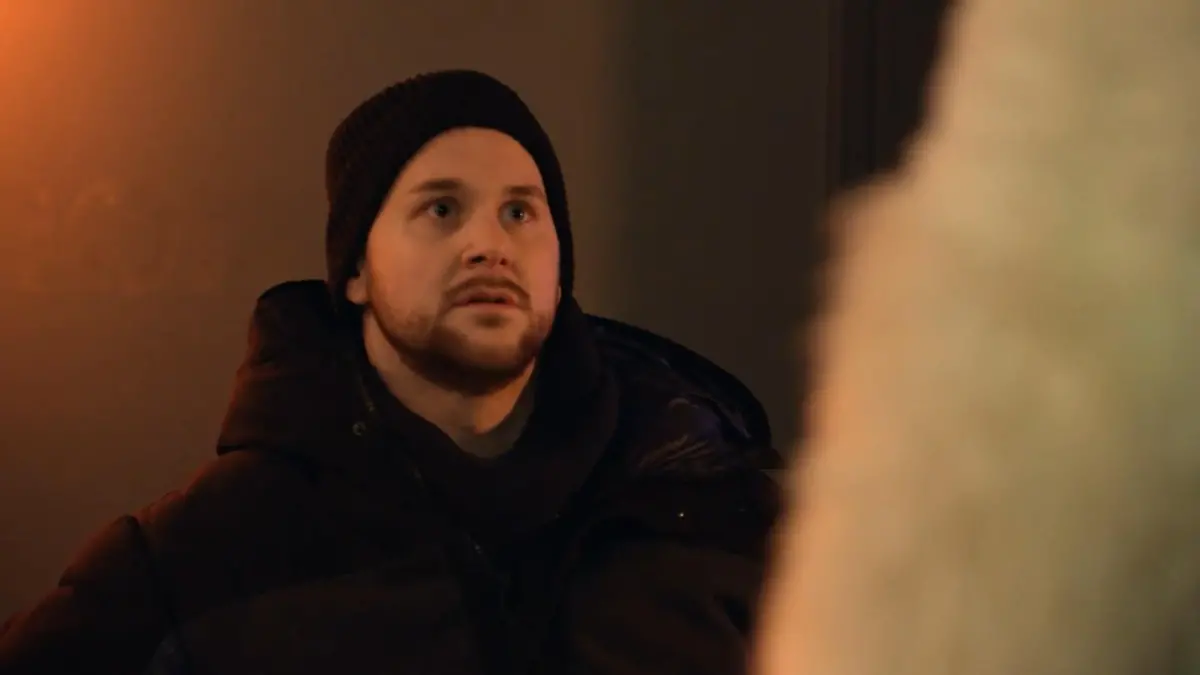 Jonas kann immer noch nicht glauben, was zwischen Flo und Nina passiert ist.