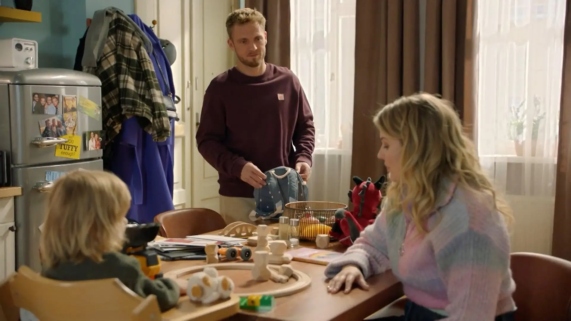 Alicia glaubt, als Babysitterin völlig versagt zu haben, doch Paul belehrt sie eines Besseren. 