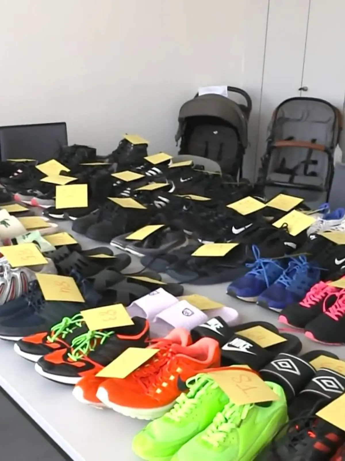 Bild zu: "Polizei sucht Besitzer nach Schuh-Klau"