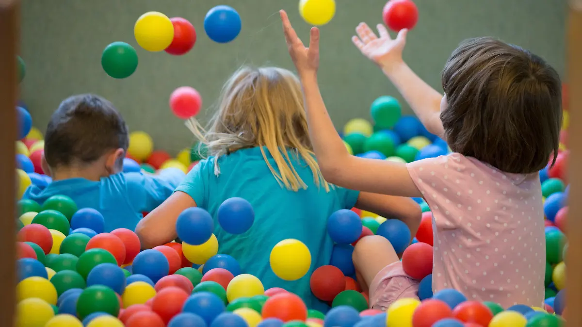 SYMBOLBILD - 29.08.2018, Niedersachsen, Osnabrück: Kinder spielen in einem Bällebad in einer Kindertagesstätte. Niedersachsens Kinder- und Jugendkommission übergibt Sozialministerin Daniela Behrens (SPD) Empfehlungen zur Stärkung der Kinderrechte. Foto: Friso Gentsch/dpa +++ dpa-Bildfunk +++