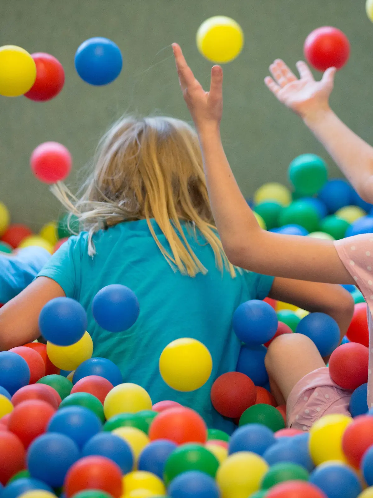 SYMBOLBILD - 29.08.2018, Niedersachsen, Osnabrück: Kinder spielen in einem Bällebad in einer Kindertagesstätte. Niedersachsens Kinder- und Jugendkommission übergibt Sozialministerin Daniela Behrens (SPD) Empfehlungen zur Stärkung der Kinderrechte. Foto: Friso Gentsch/dpa +++ dpa-Bildfunk +++