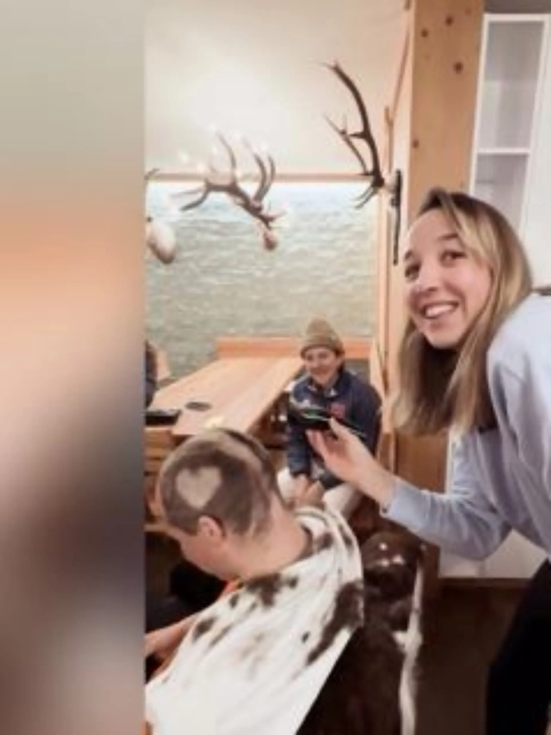 Biathlon-Weltmeisterin rasiert ihren Trainern die Köpfe