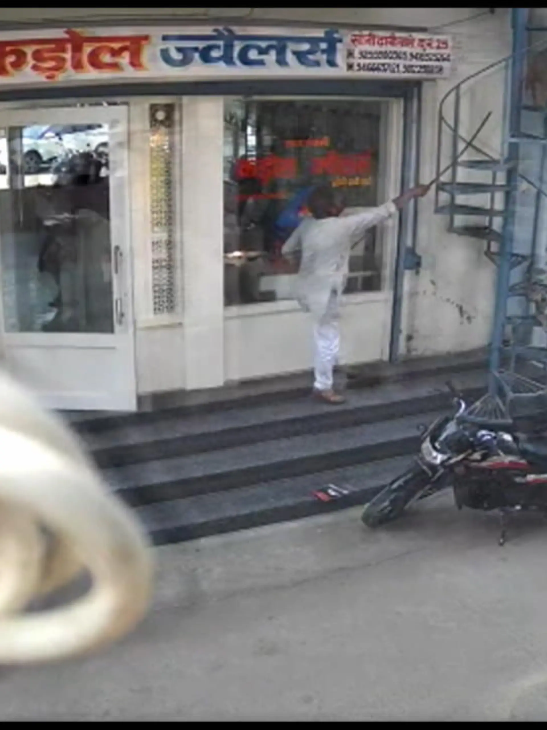 Prügelei vor einem Juwelier in Indien! Weil ein Affe sein Geschäft belagert, geht DIESER Mann mit einem Stock auf das Tier los. Womit der nicht rechnet: Er hat einen Komplizen, der seinem Affen-Kumpel zur Hilfe eilt. Mit voller Wucht springt er den Ladenbesitzer von hinten an und reißt ihn zu Boden. Danach machen sich beide Affen aus dem Staub. Schnell rennt der Juwelier in sein Geschäft. Bedrohlich warten die Tiere vor der Eingangstür. So schnell wird er die Affenbande wohl doch nicht los.