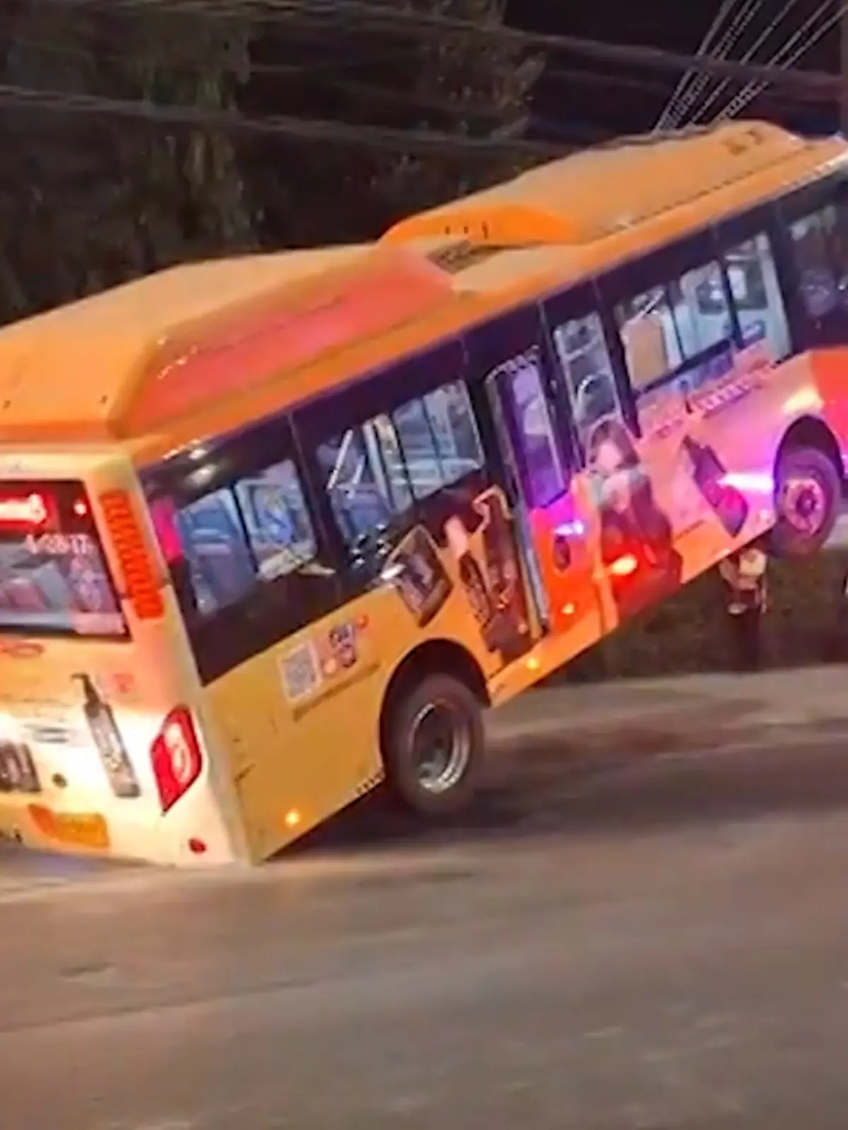 Nur noch auf zwei Rädern! Bus hebt ab – und kracht in Stromleitung