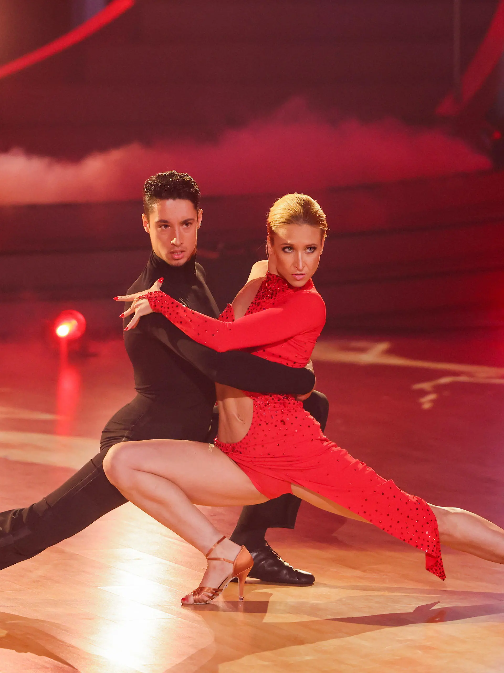 08.04.2022, Nordrhein-Westfalen, Köln: Rene Casselly, Zirkusartist, und Kathrin Menzinger, Profitänzerin, tanzen in der RTL-Tanzshow "Let's Dance" im Coloneum. Foto: Rolf Vennenbernd/dpa +++ dpa-Bildfunk +++
