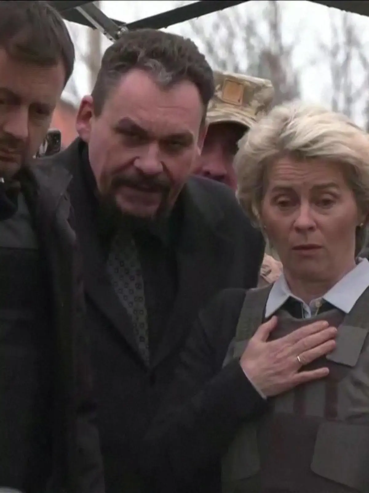 Ursula von der Leyen ist sich sichtlich geschockt beim Anblick eines Massengrabes in Butscha.