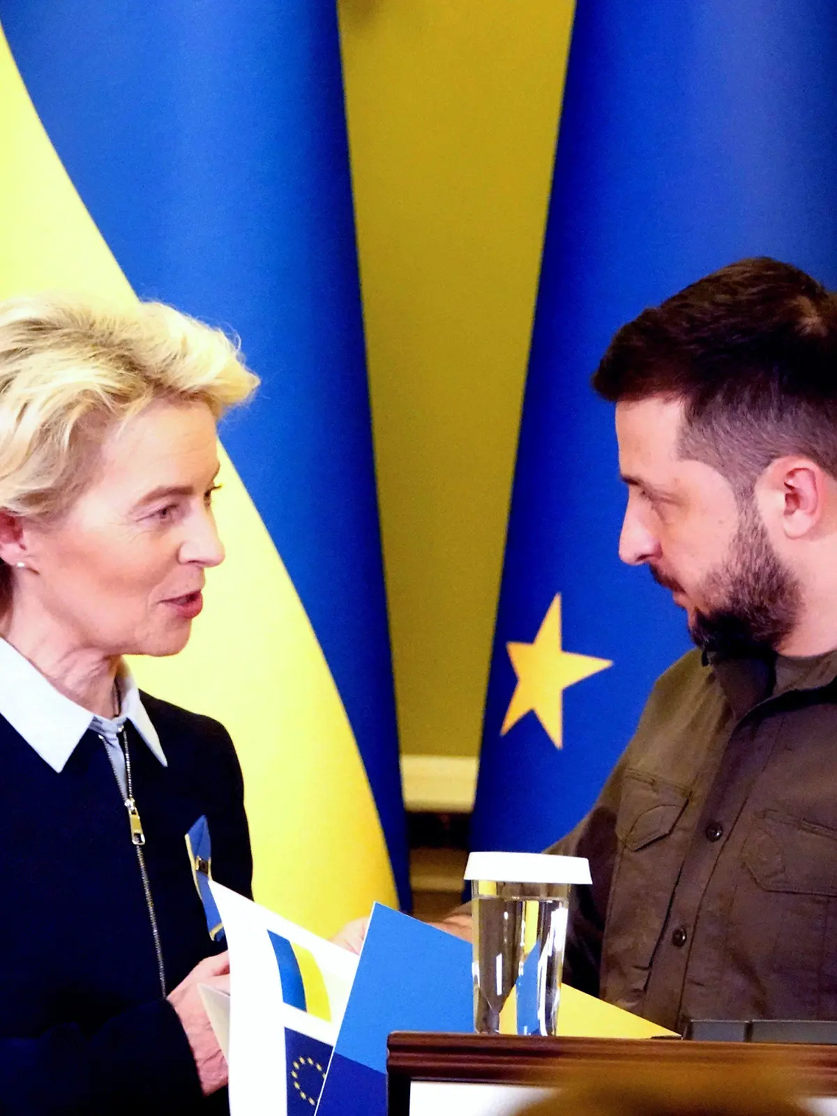 dpatopbilder - 08.04.2022, Ukraine, Kiew: EU-Kommissionspräsidentin Ursula von der Leyen (l) spricht bei einer gemeinsamen Pressekonferenz mit Wolodymyr Selenskyj, Präsident der Ukraine,. EU-Kommissionspräsidentin Ursula von der Leyen hat der Ukraine bei ihrem Besuch in Kiew Mut auf dem Weg in die Europäische Union gemacht. Foto: Michael Fischer/dpa +++ dpa-Bildfunk +++