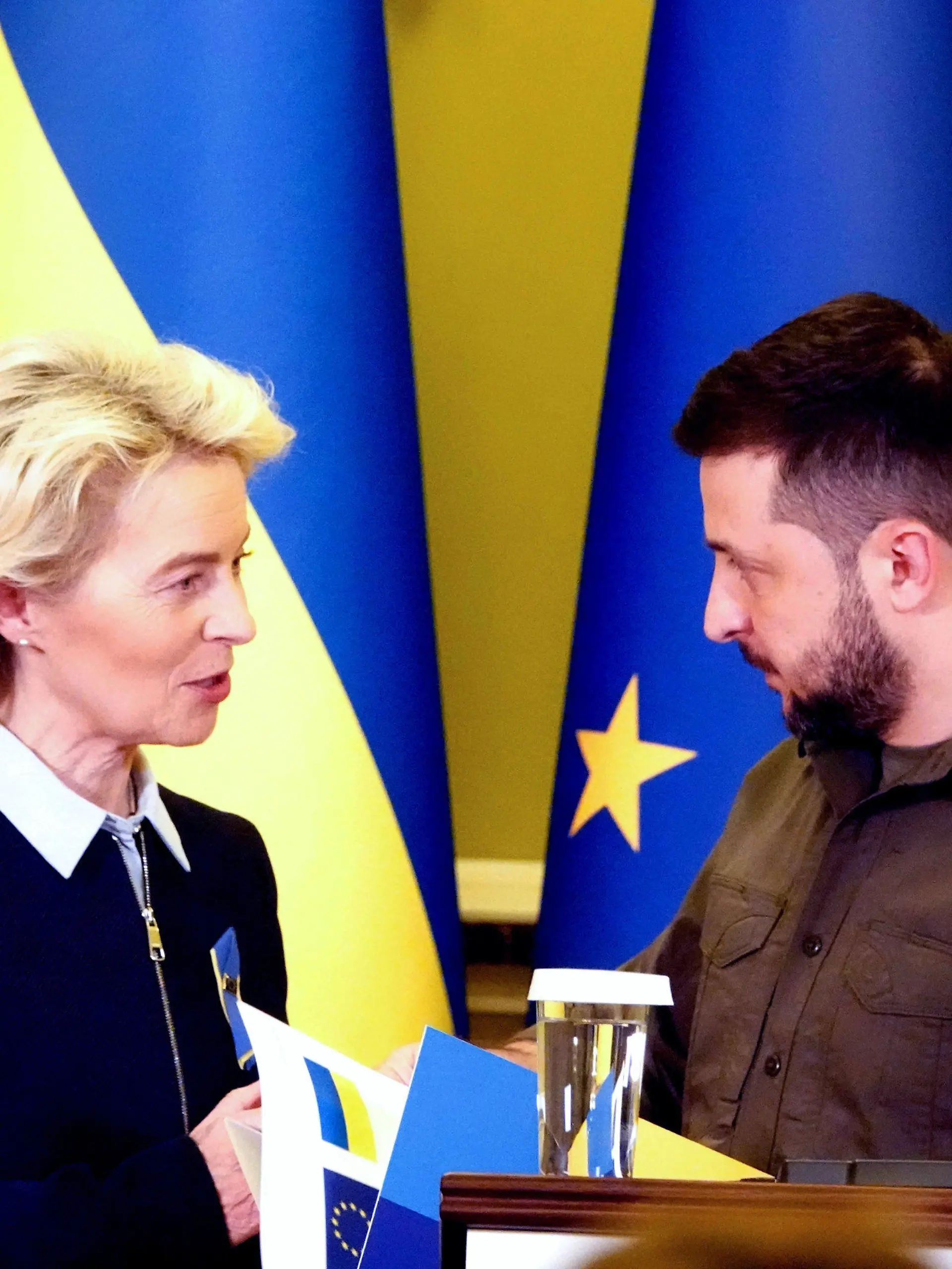 dpatopbilder - 08.04.2022, Ukraine, Kiew: EU-Kommissionspräsidentin Ursula von der Leyen (l) spricht bei einer gemeinsamen Pressekonferenz mit Wolodymyr Selenskyj, Präsident der Ukraine,. EU-Kommissionspräsidentin Ursula von der Leyen hat der Ukraine bei ihrem Besuch in Kiew Mut auf dem Weg in die Europäische Union gemacht. Foto: Michael Fischer/dpa +++ dpa-Bildfunk +++