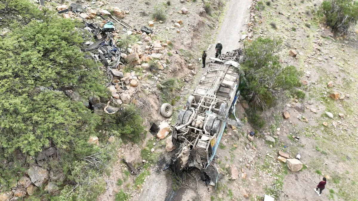Der Bus stürzte 800 Meter in eine Schlucht. 28 Menschen starben in dem Wrack.